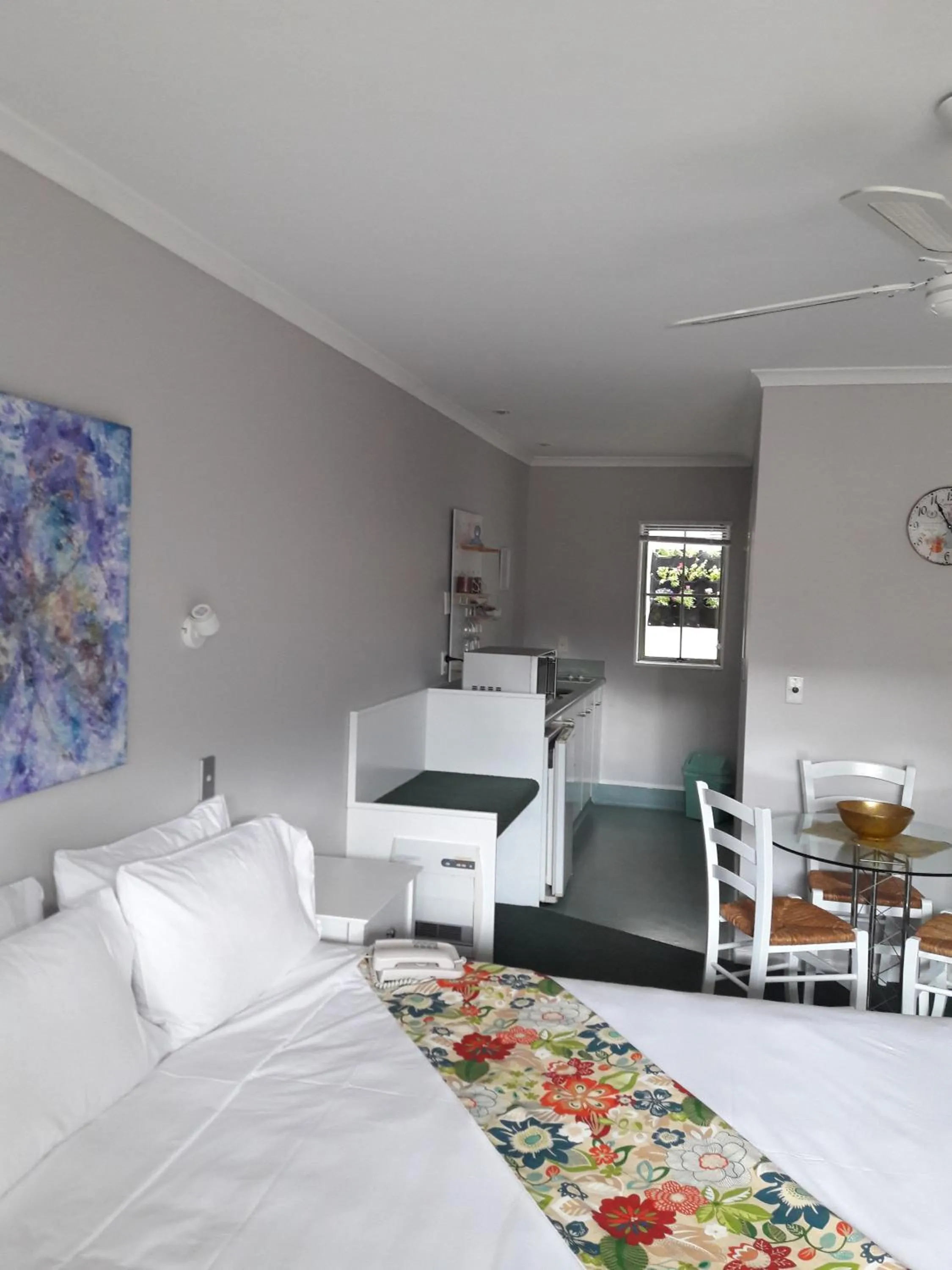 Bed in Colonial Lodge Motel