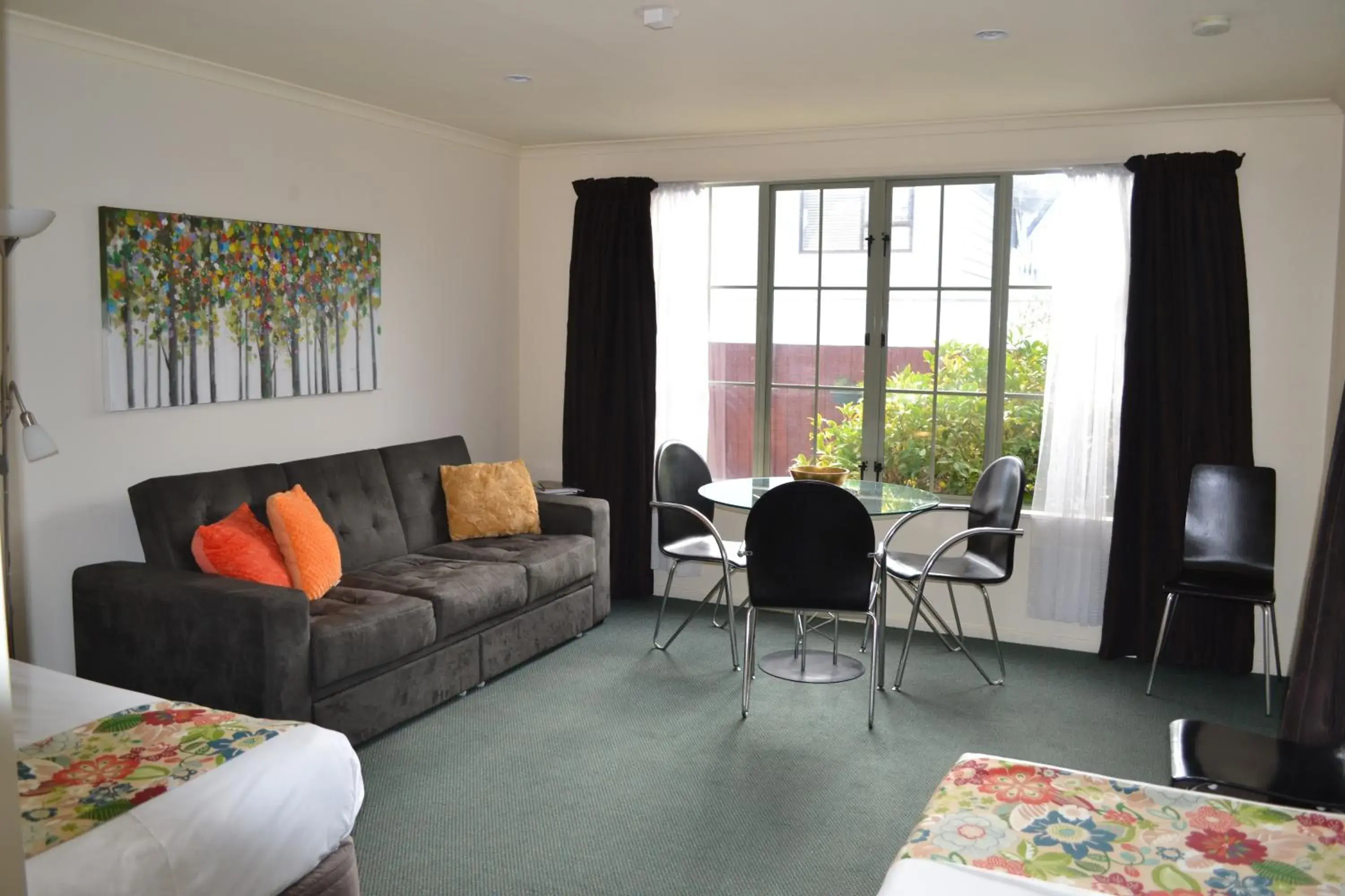 One-Bedroom Apartment in Colonial Lodge Motel One-Bedroom Apartment in Colonial Lodge Motel