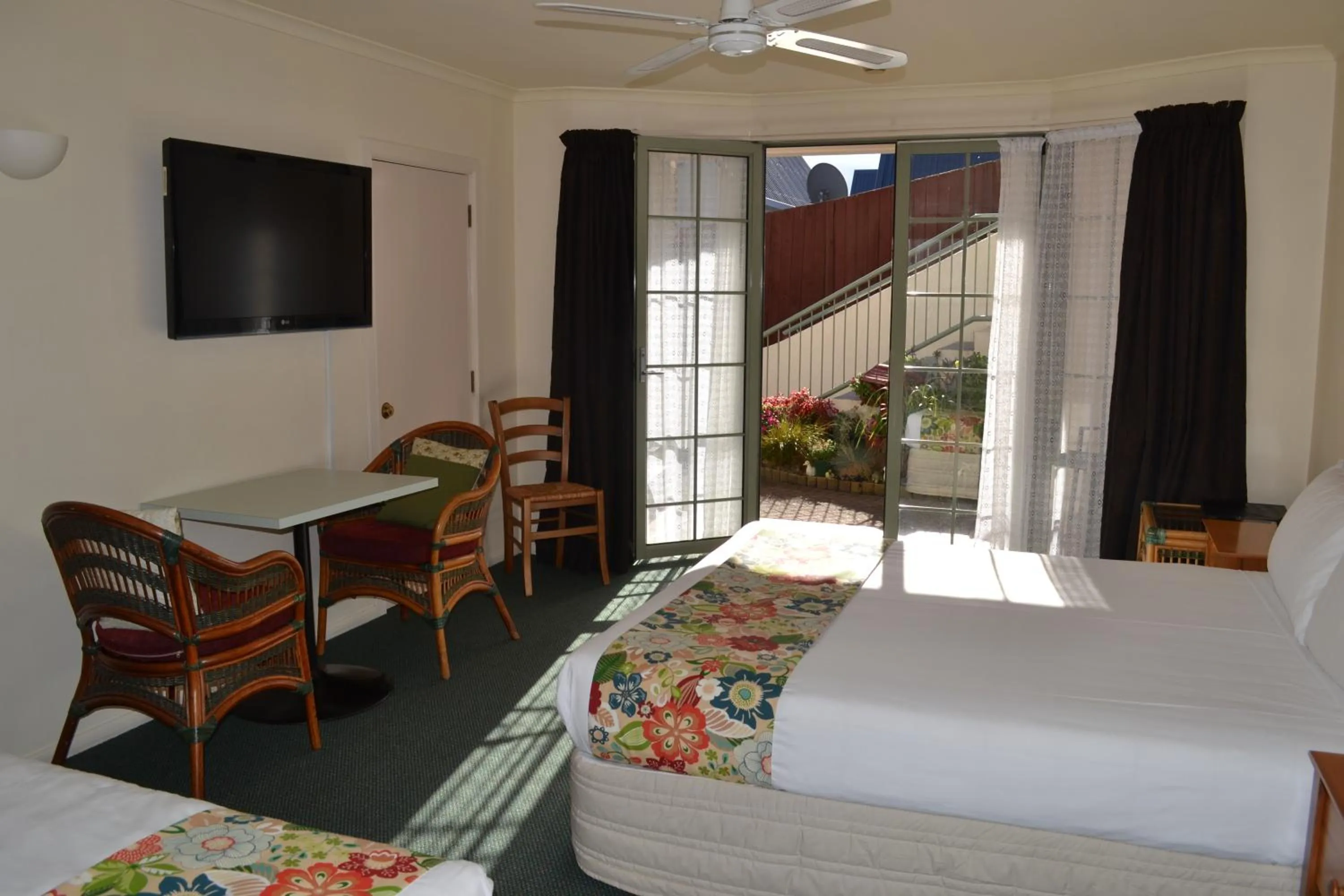 Living room, Bed in Colonial Lodge Motel