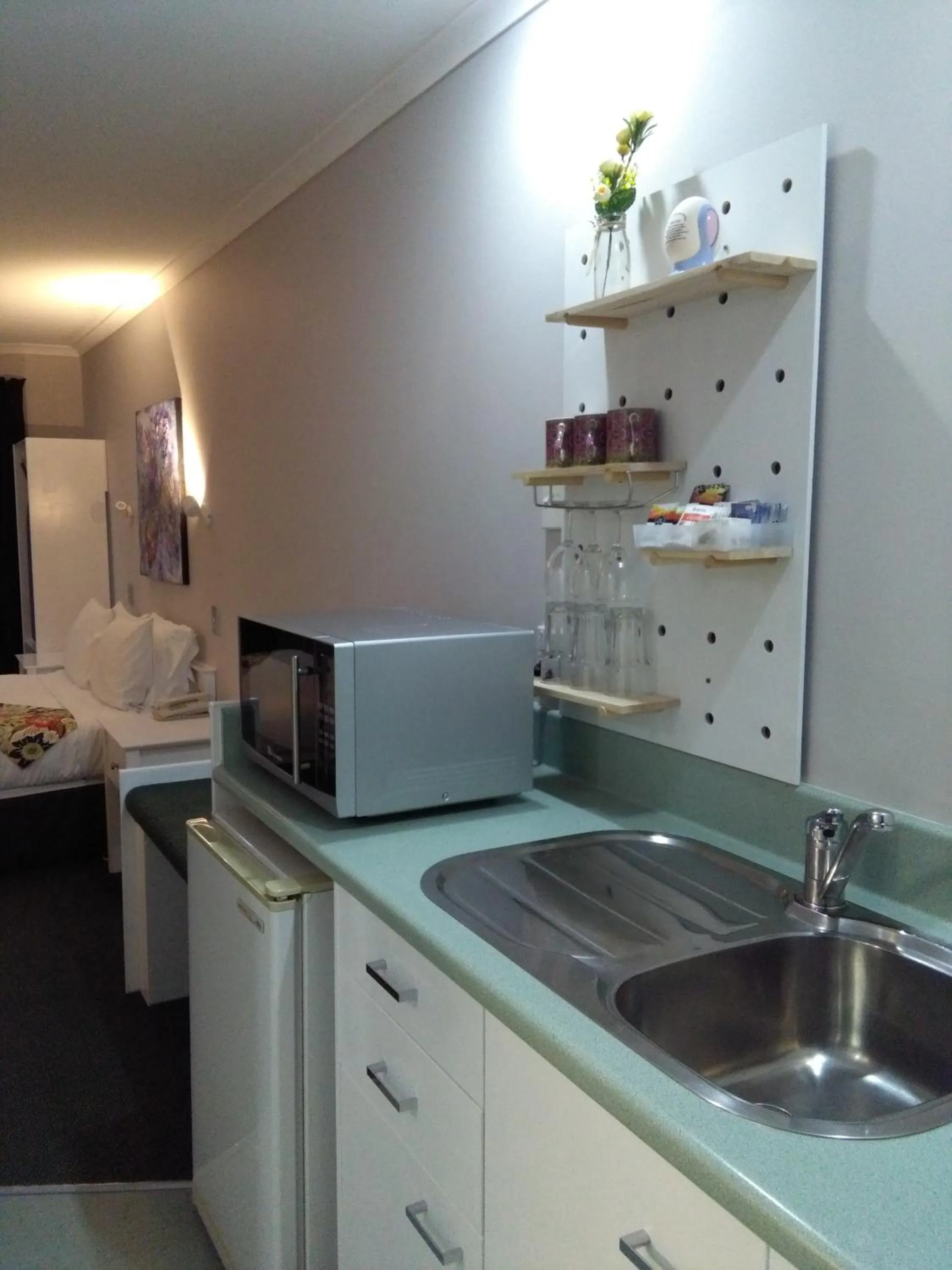 Kitchen or kitchenette in Colonial Lodge Motel