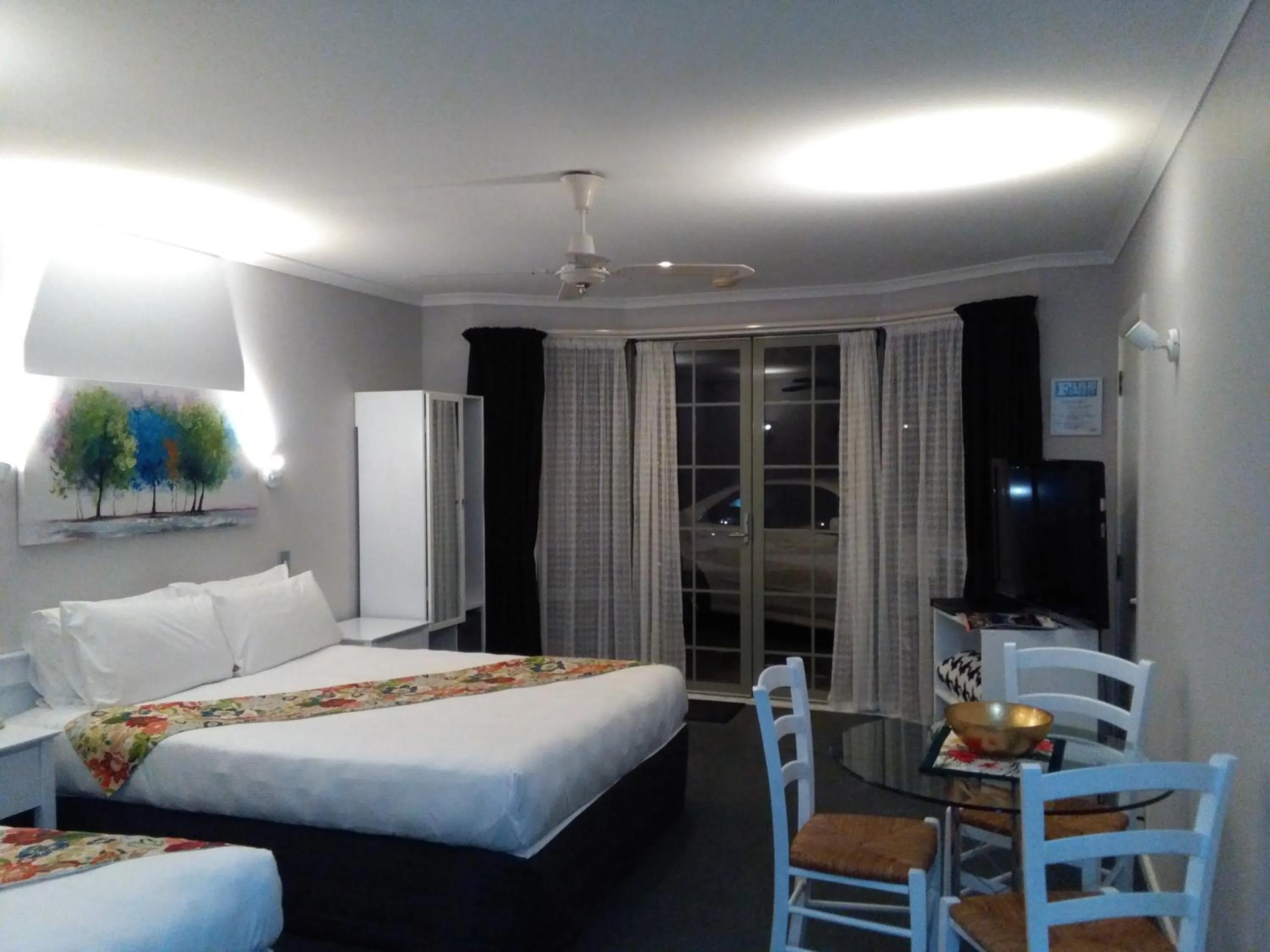 Bed in Colonial Lodge Motel