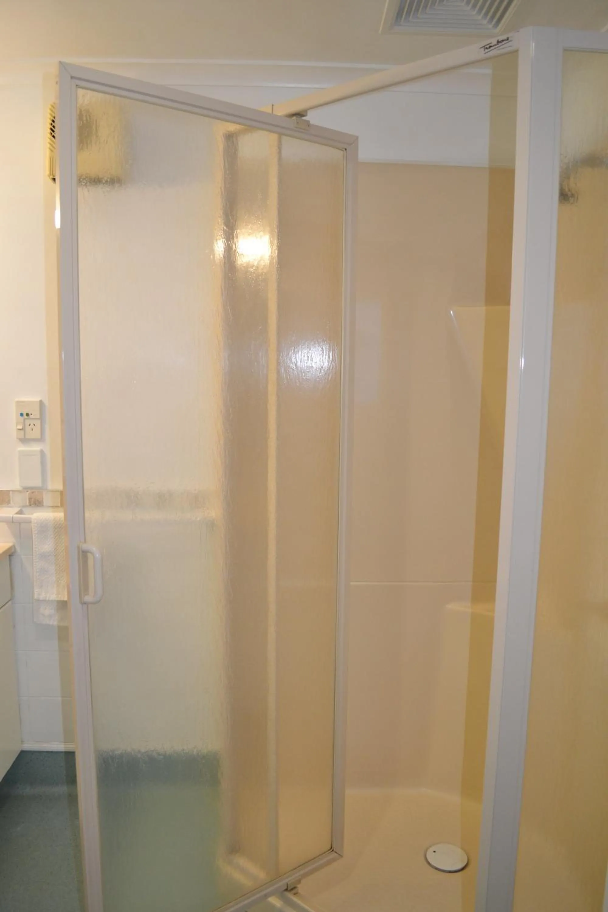 Bathroom in Colonial Lodge Motel