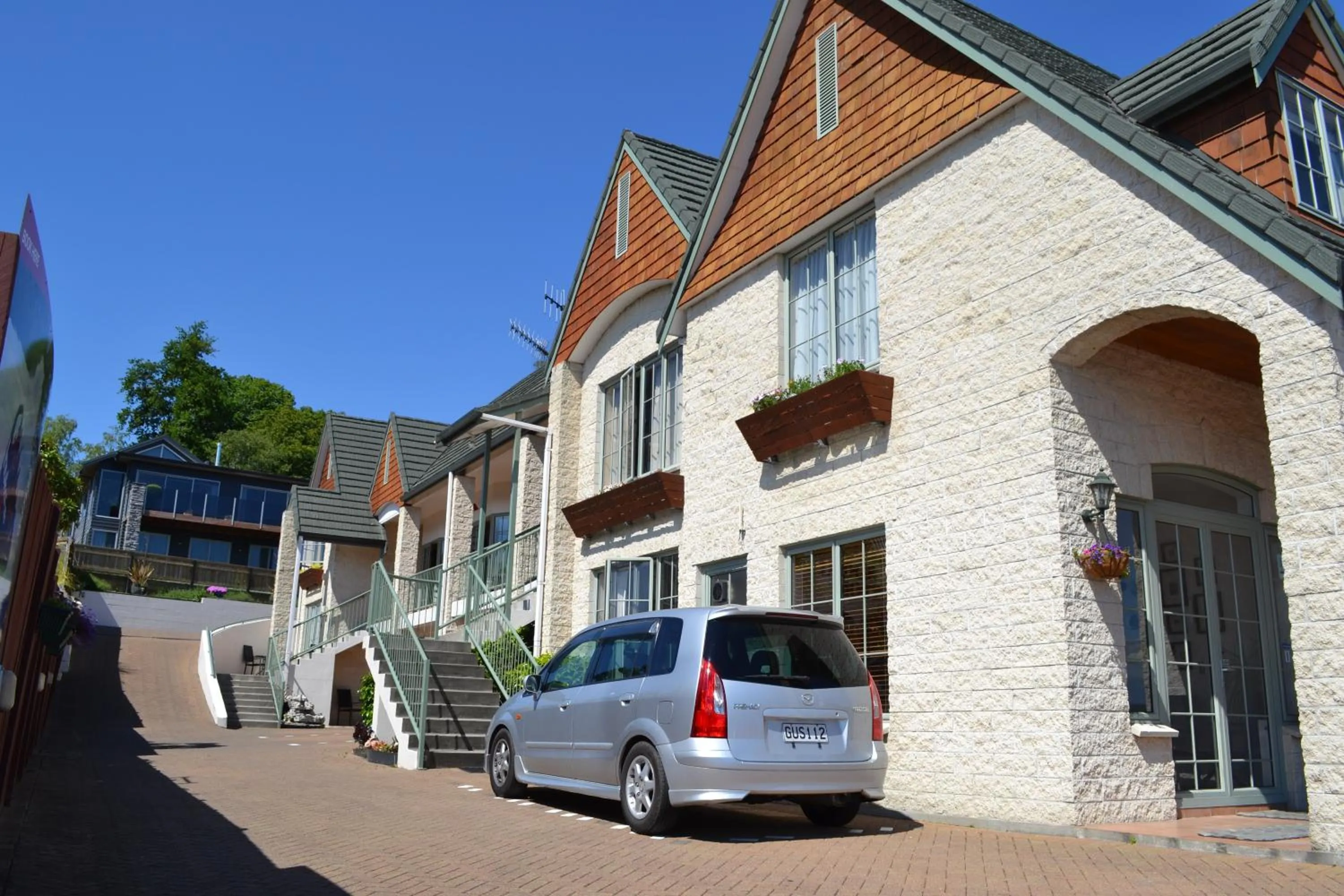Facade/entrance in Colonial Lodge Motel