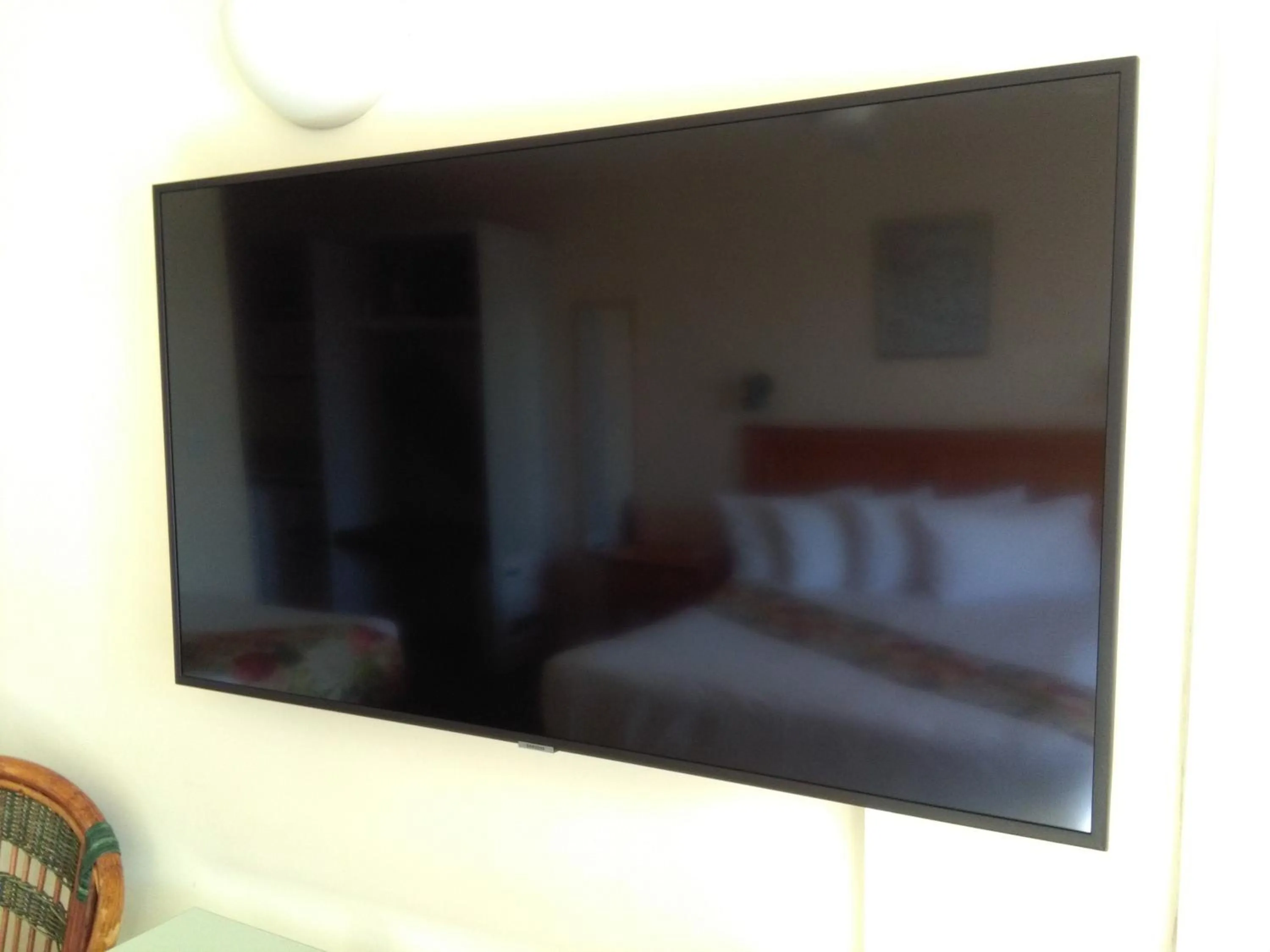 TV and multimedia, Bed in Colonial Lodge Motel