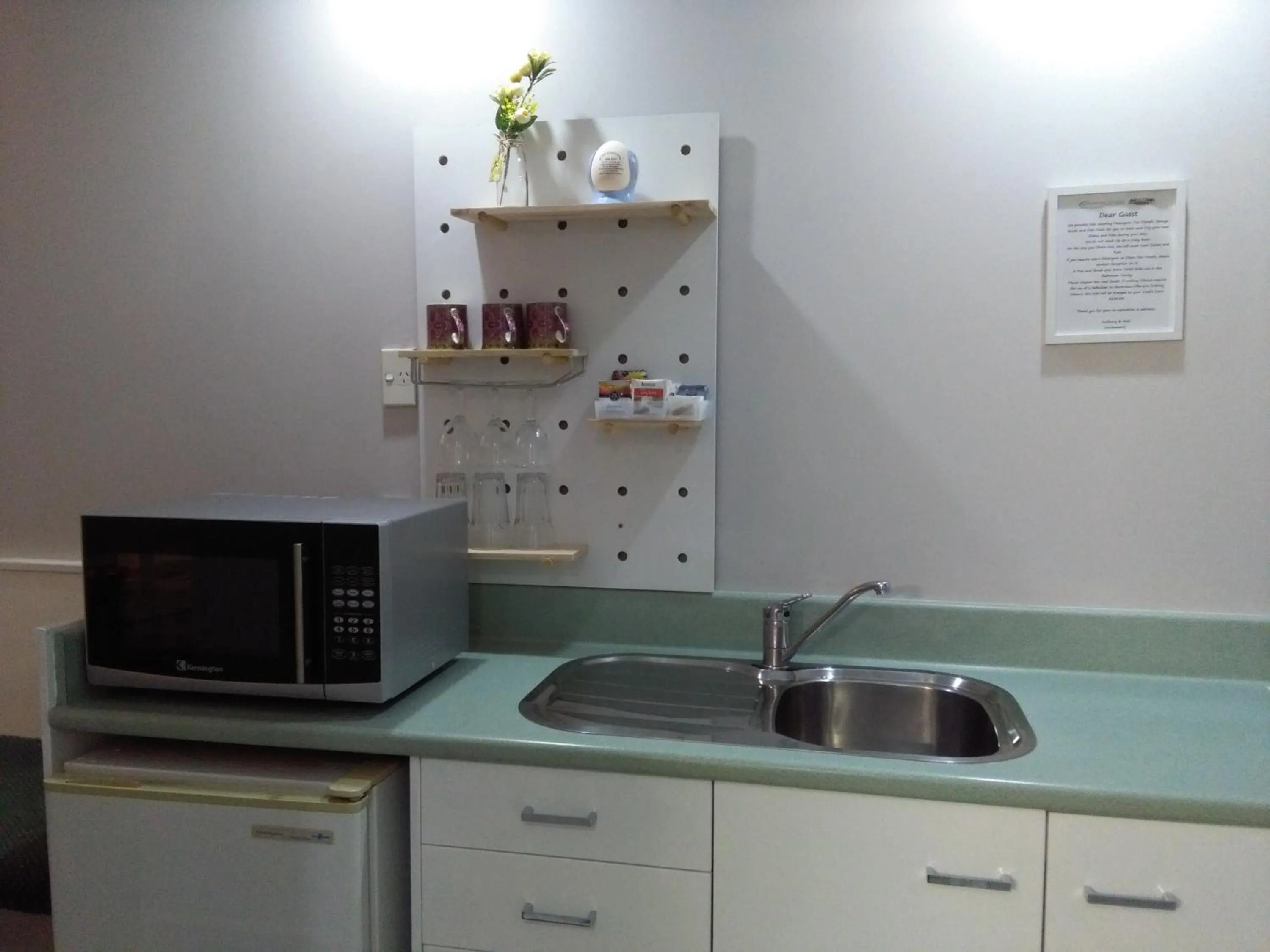 Kitchen or kitchenette in Colonial Lodge Motel