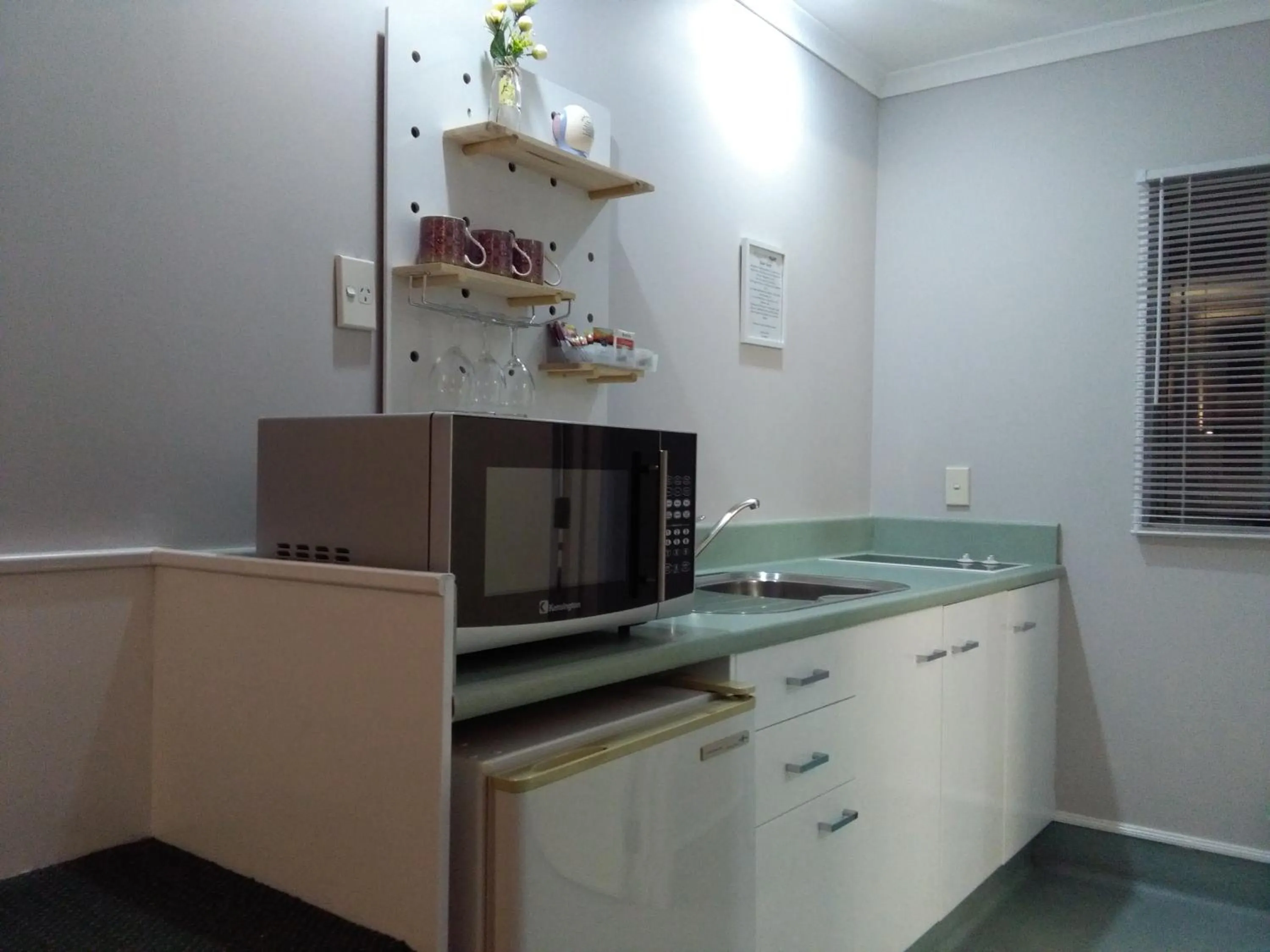 Colonial Lodge Motel