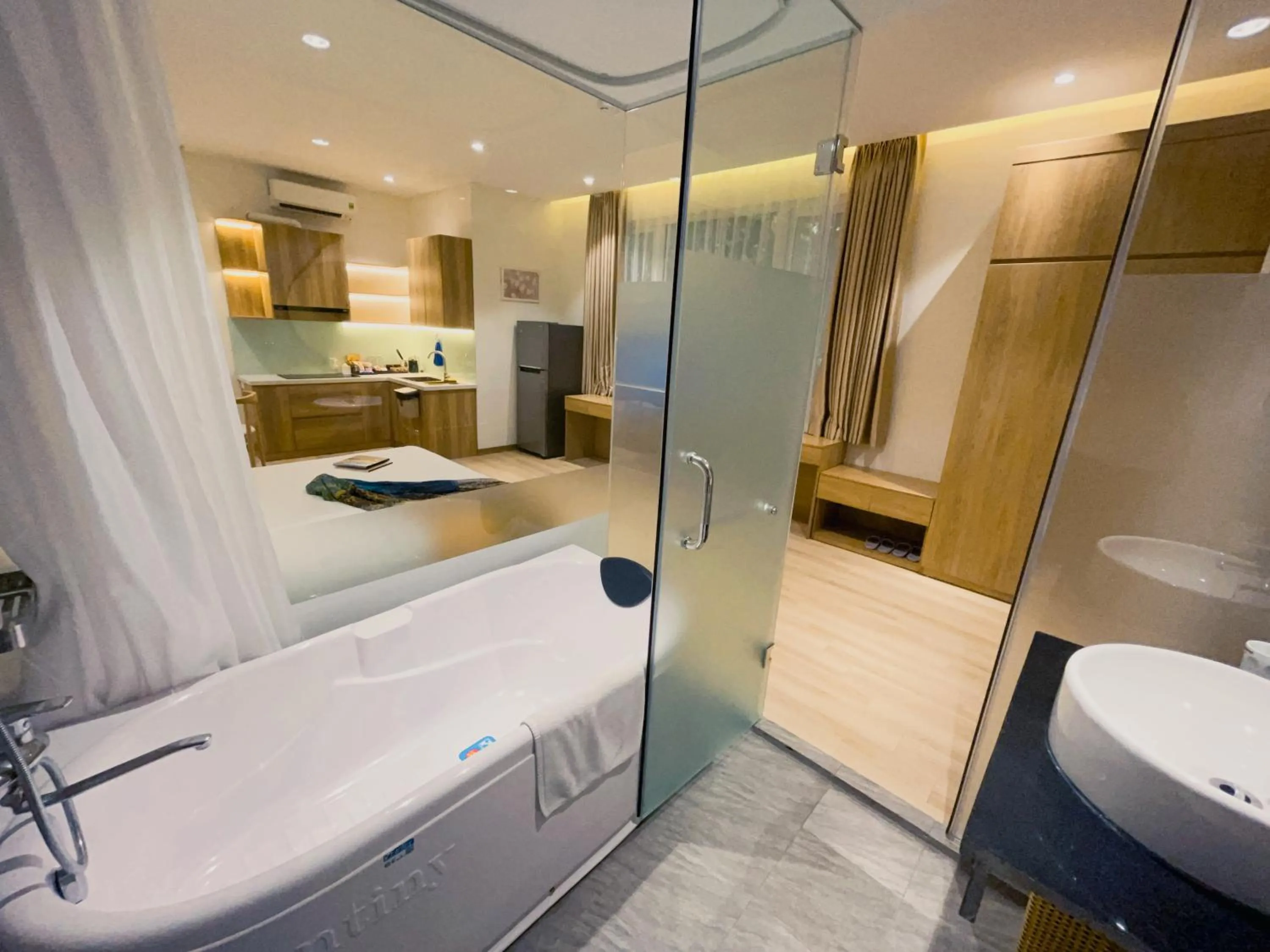 Shower in Mango Hotel - Ha Noi Railway station