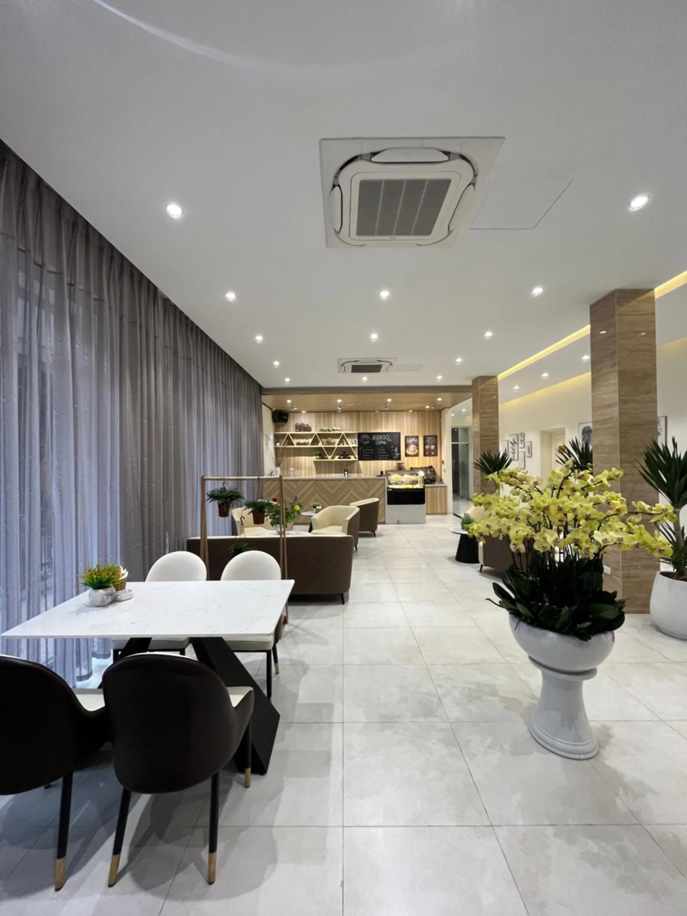 Restaurant/places to eat in Mango Hotel - Ha Noi Railway station