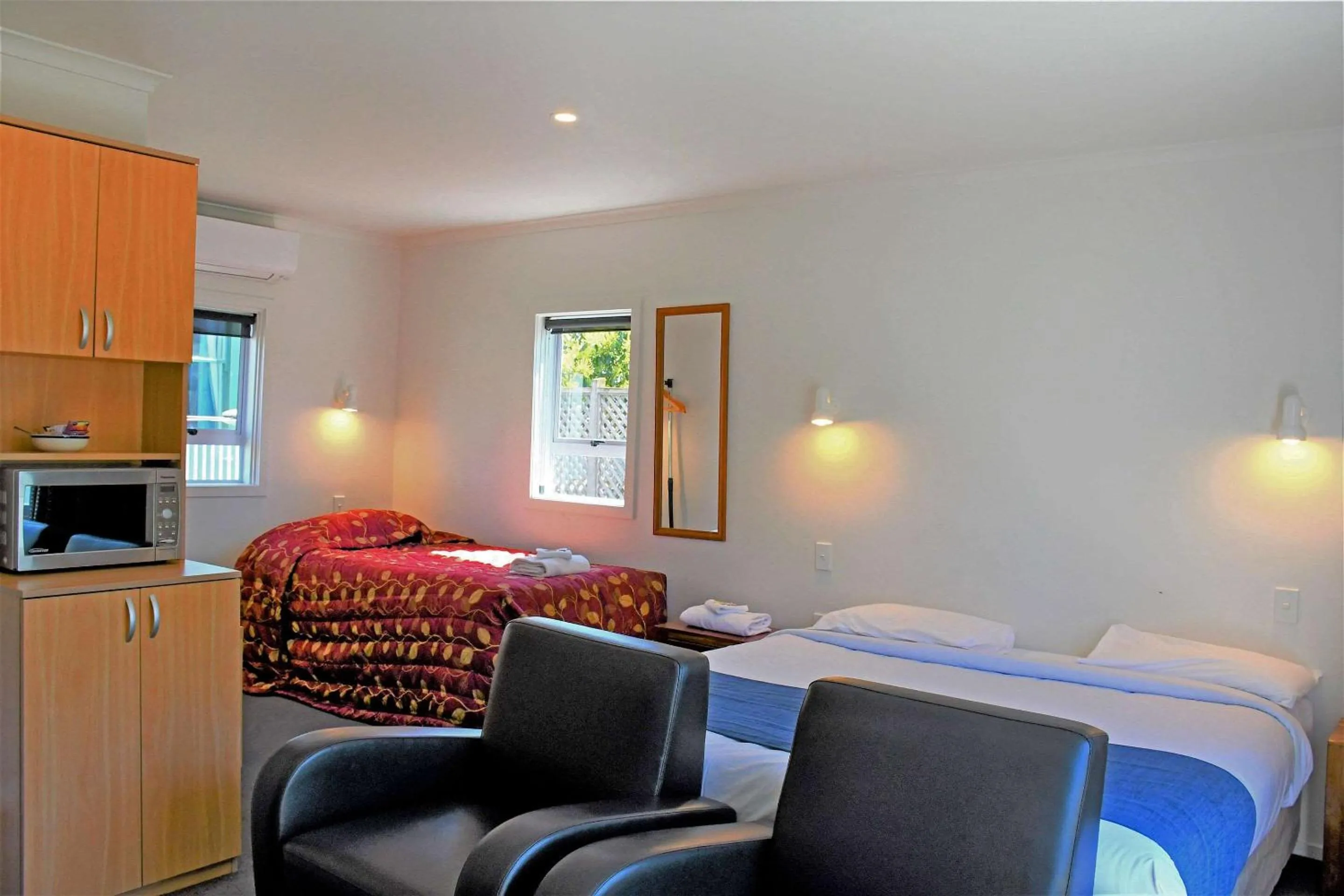 Photo of the whole room, Bed in Comfort Inn Westshore Beach