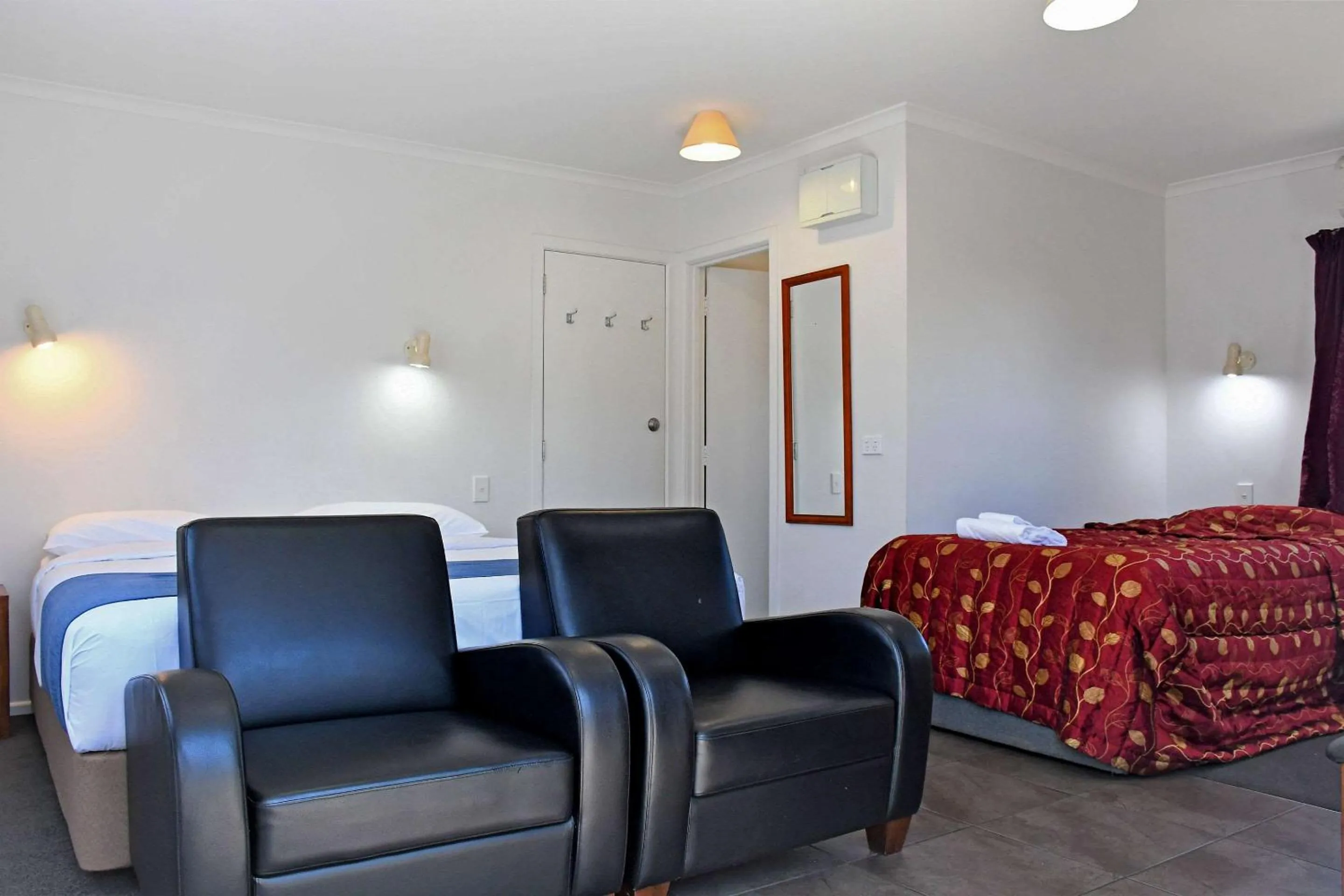 Photo of the whole room, Bed in Comfort Inn Westshore Beach