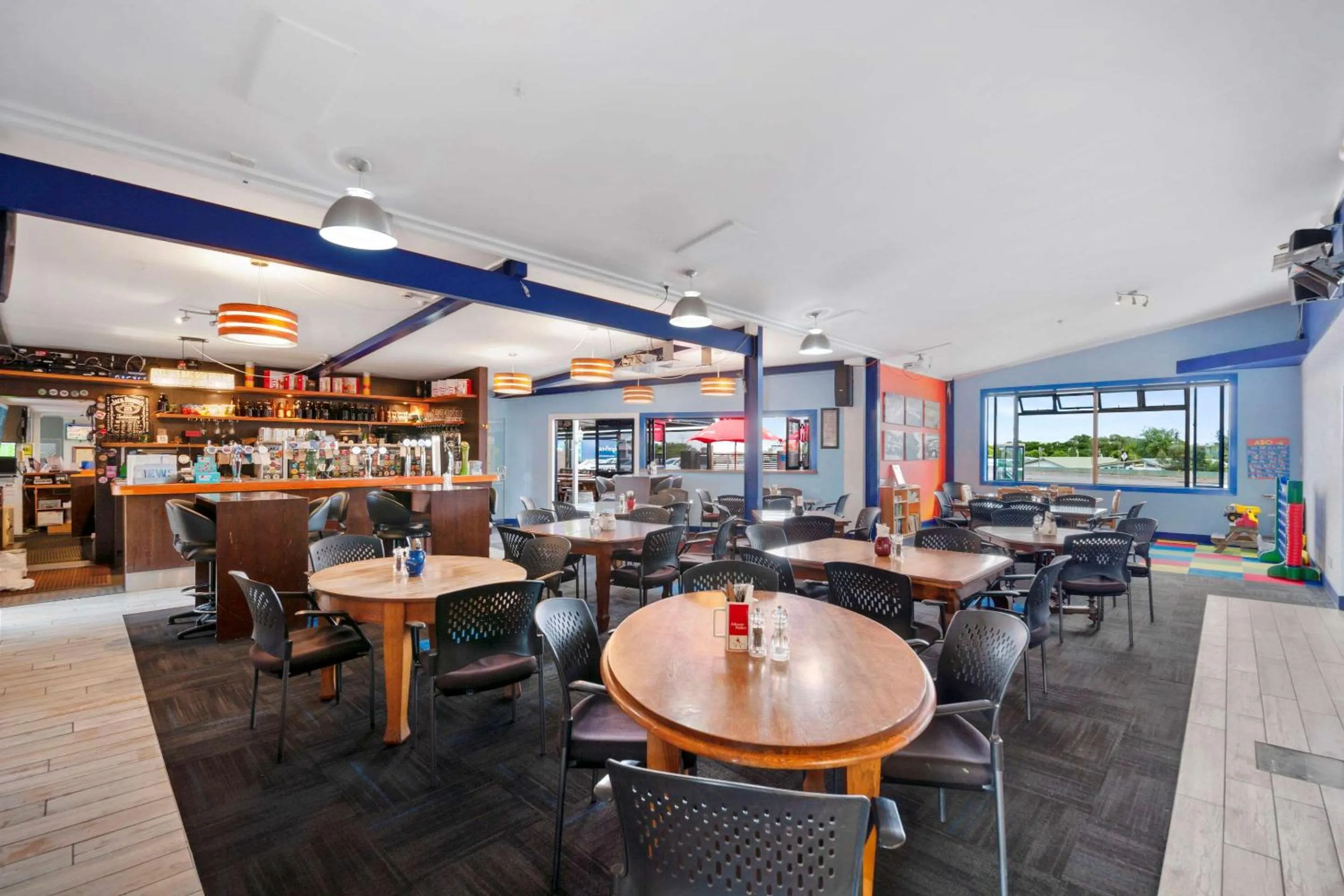 Lounge or bar in Comfort Inn Westshore Beach