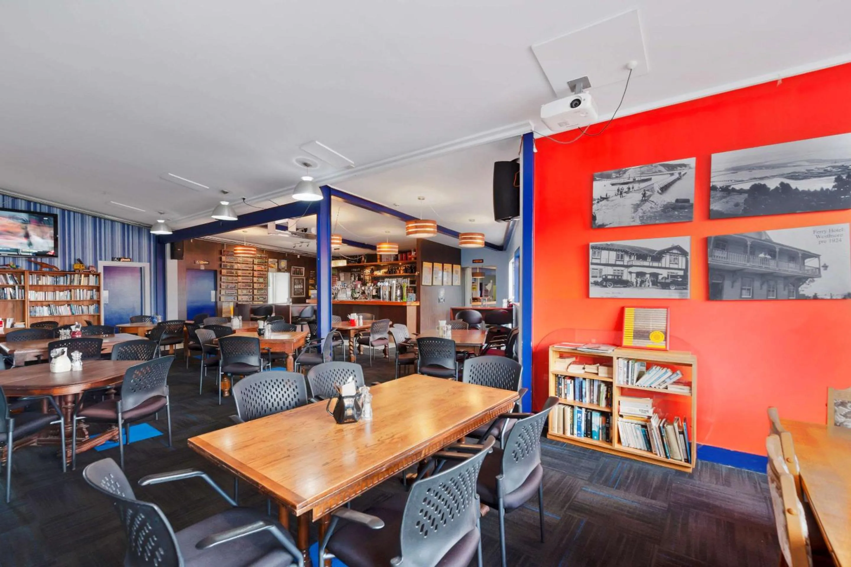 Lounge or bar in Comfort Inn Westshore Beach