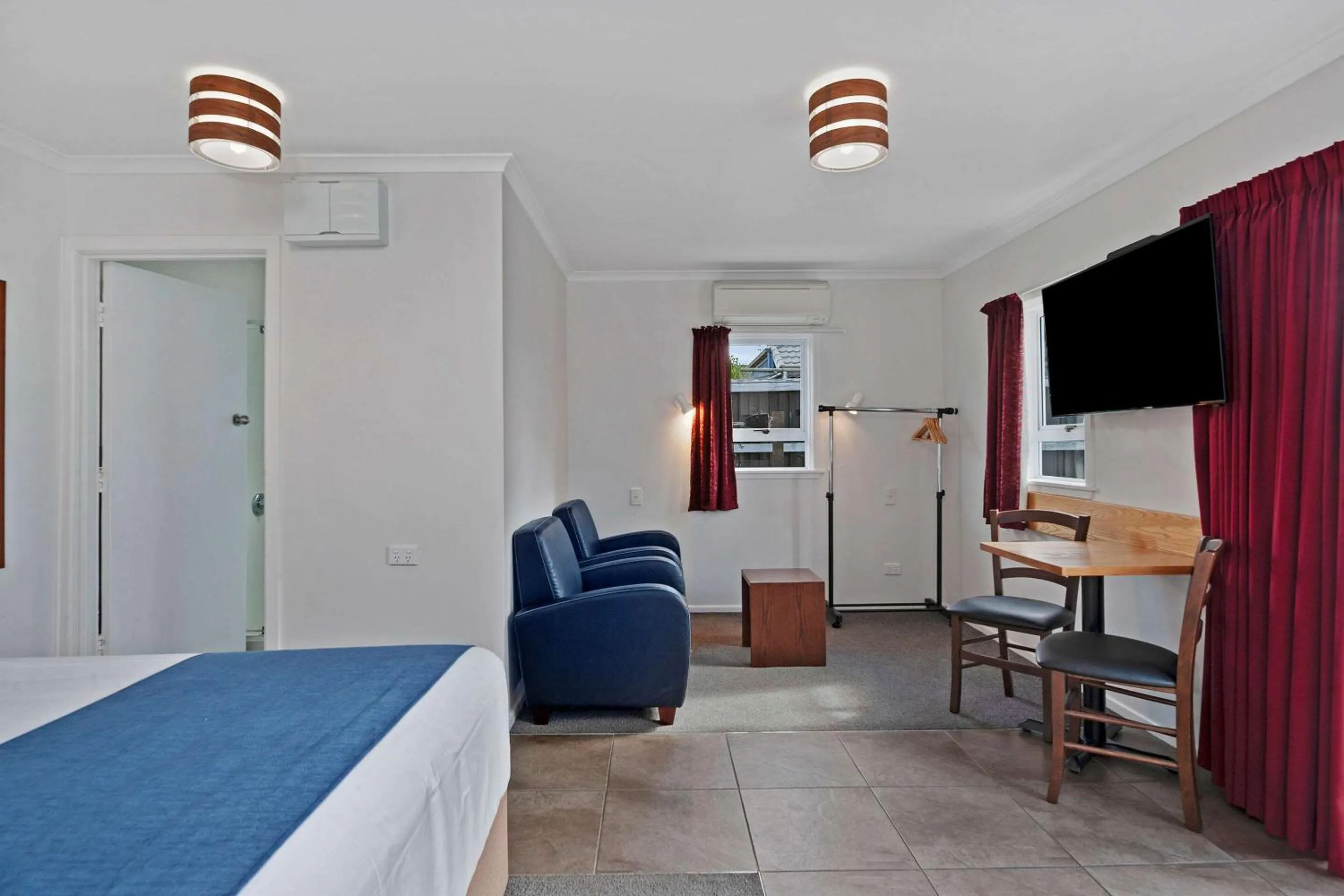 Photo of the whole room, Bed in Comfort Inn Westshore Beach