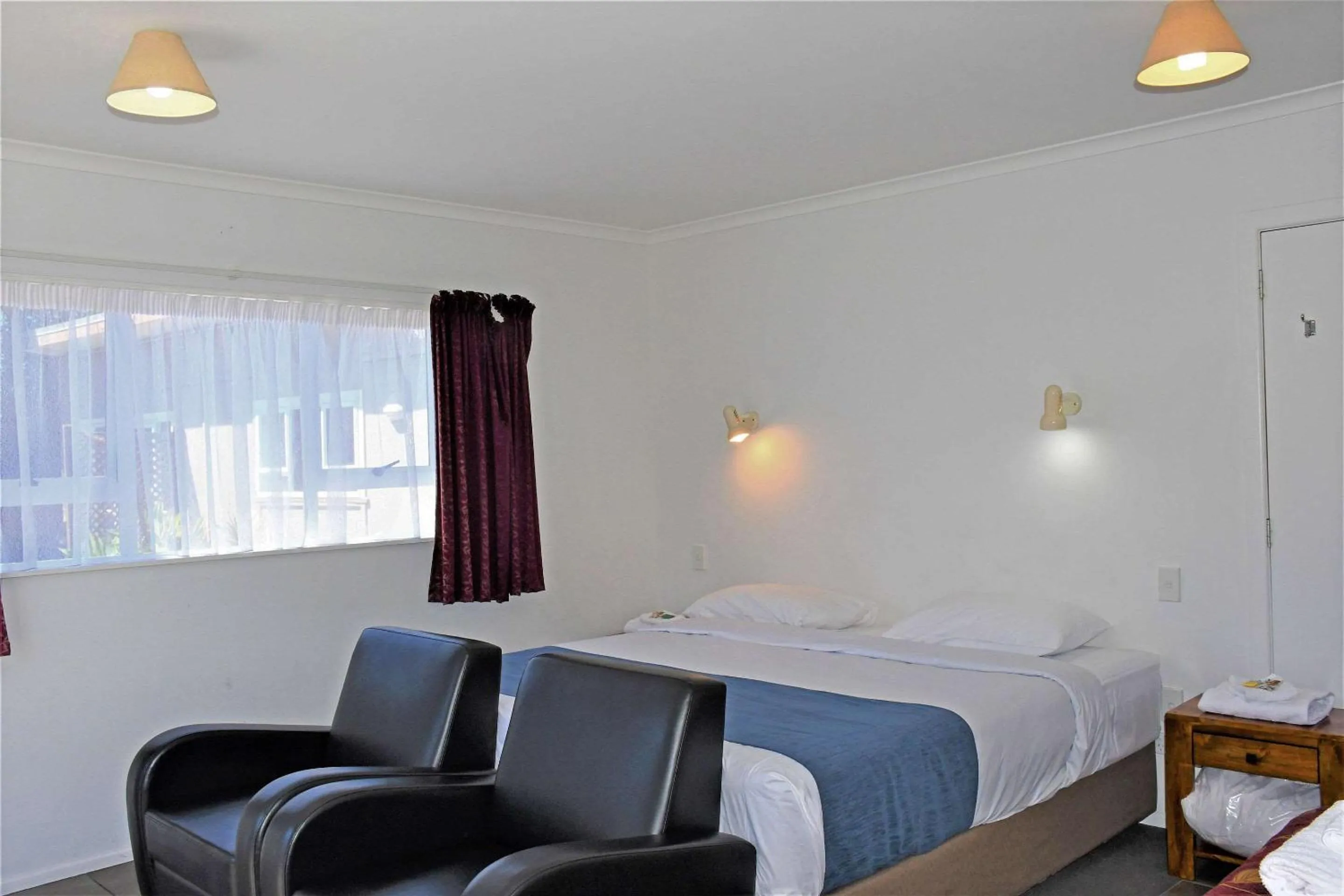 Photo of the whole room, Bed in Comfort Inn Westshore Beach