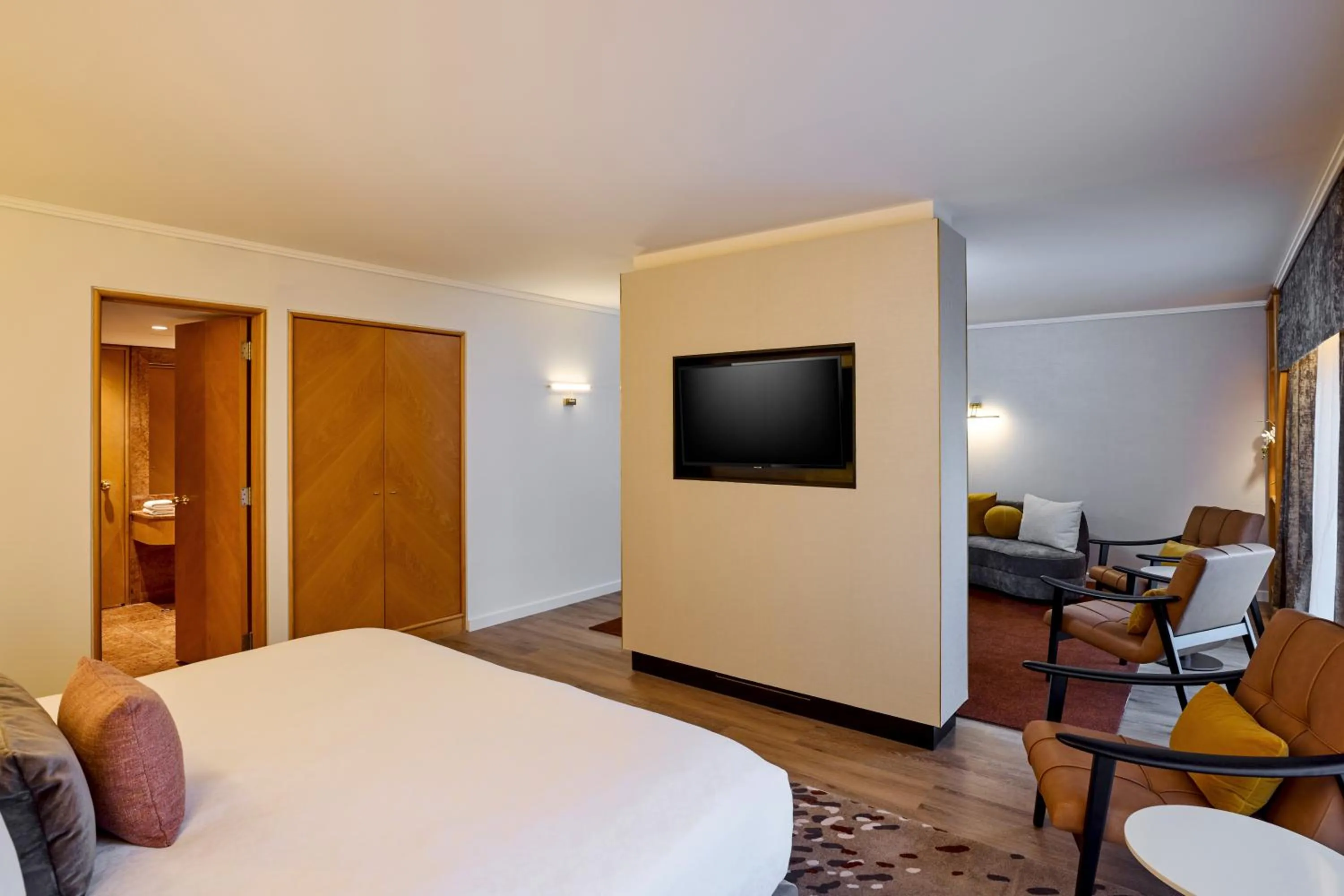 Photo of the whole room, Bed in Grand Millennium Auckland