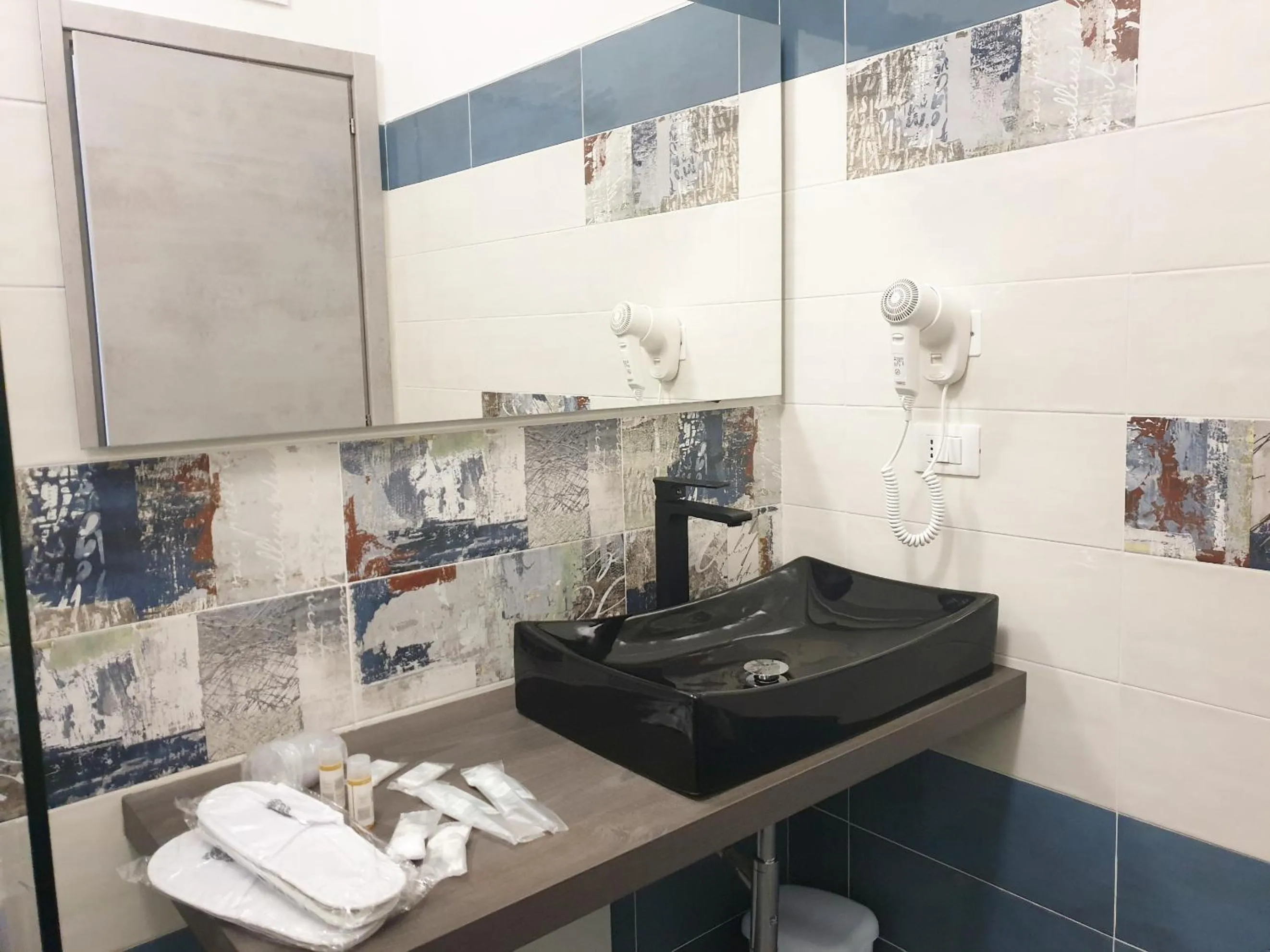 Bathroom in Pomodoro Bed