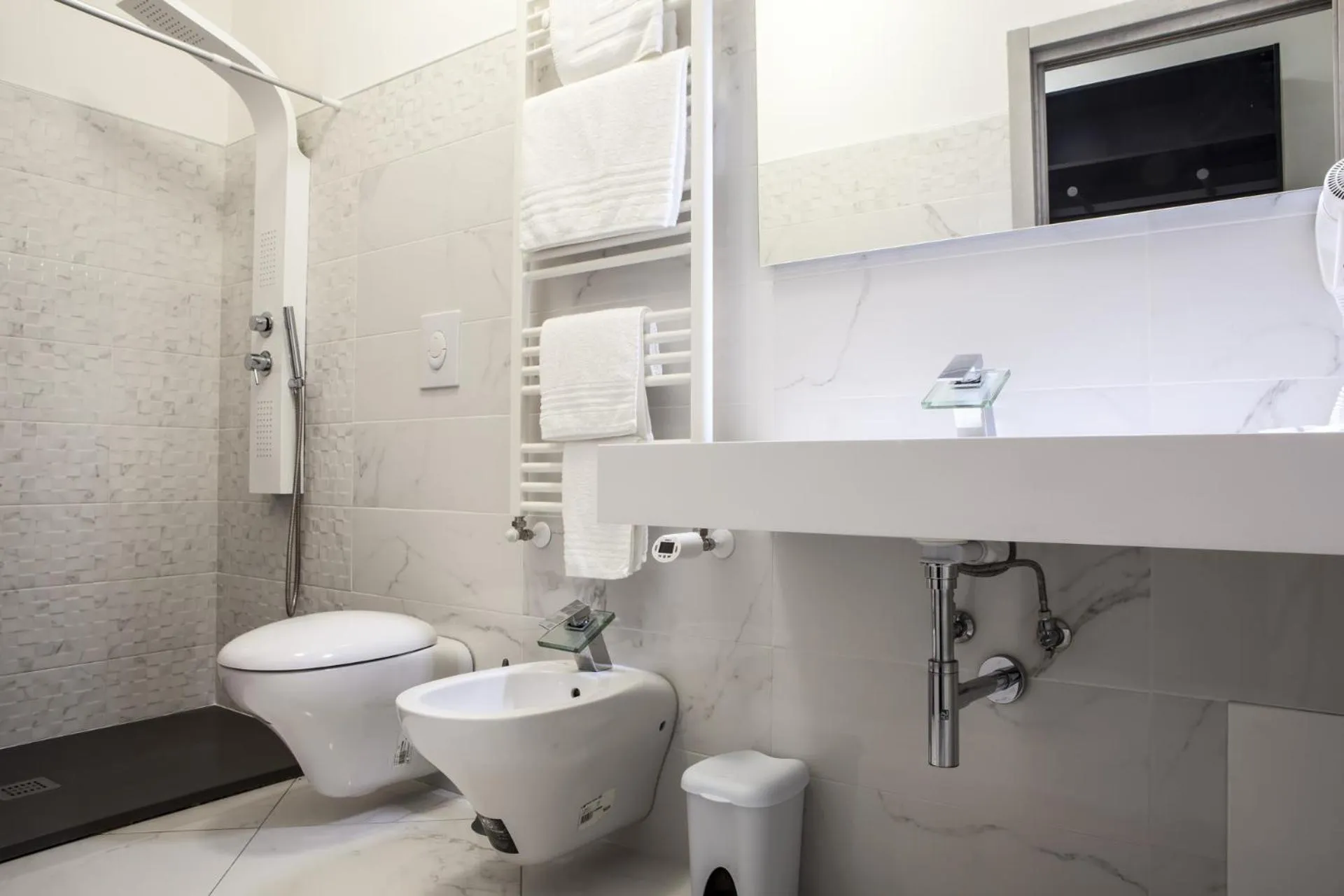 Shower in Pomodoro Bed