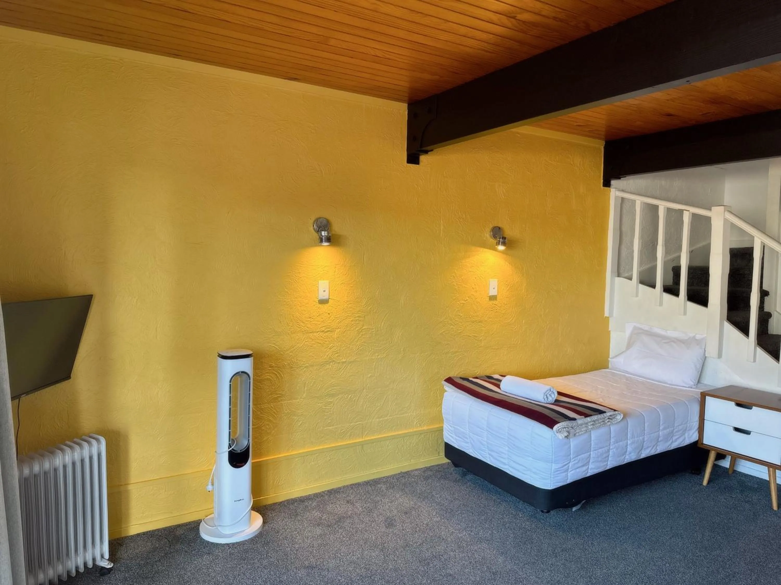 Bed in Oakwood Manor Motor Lodge