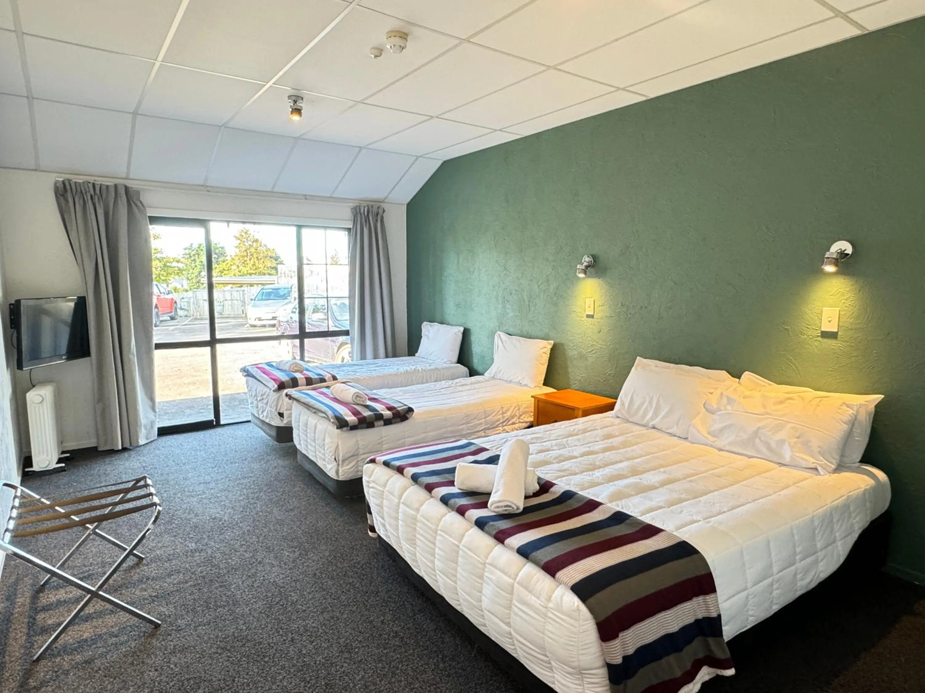 Bed in Oakwood Manor Motor Lodge