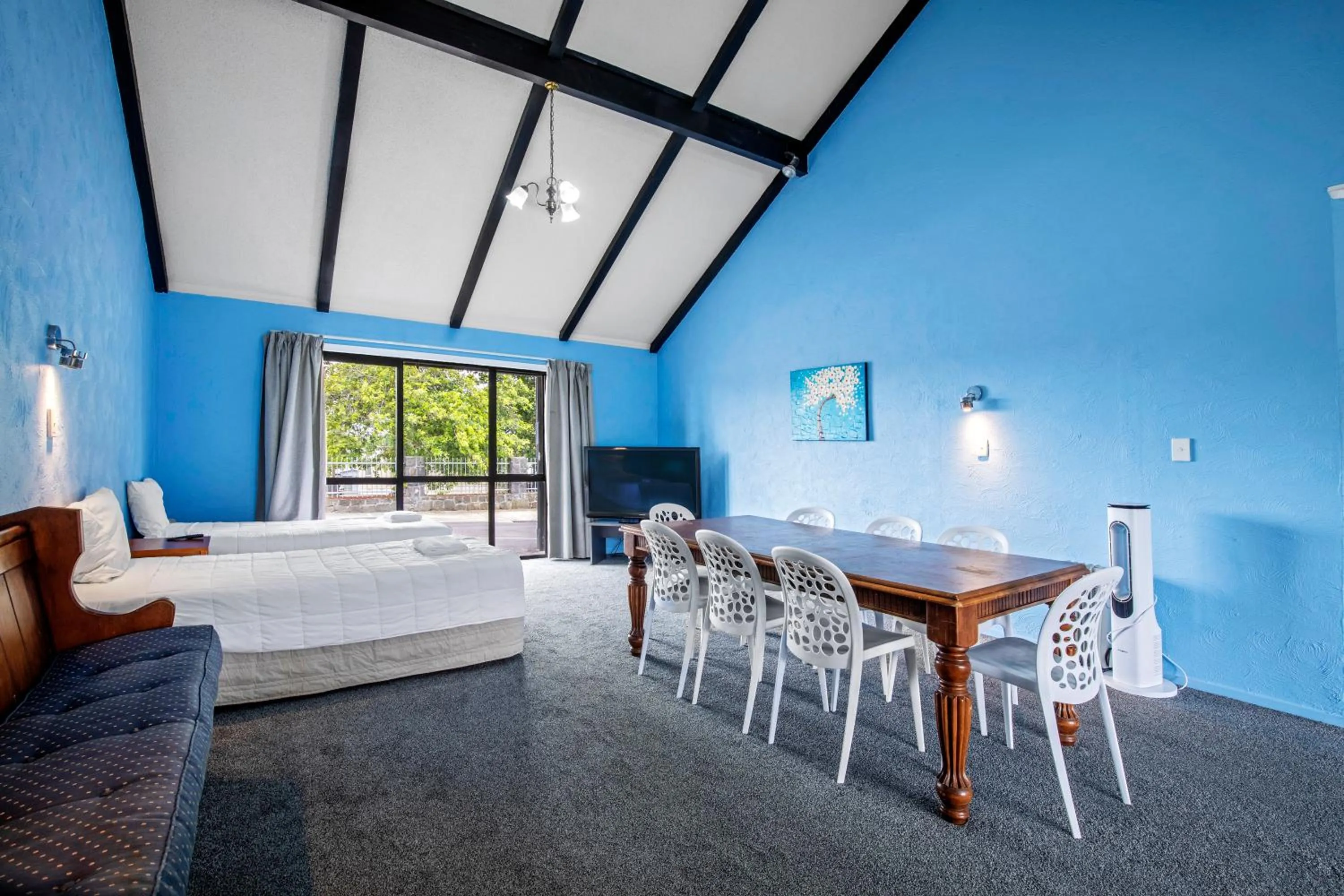 Bed in Oakwood Manor Motor Lodge