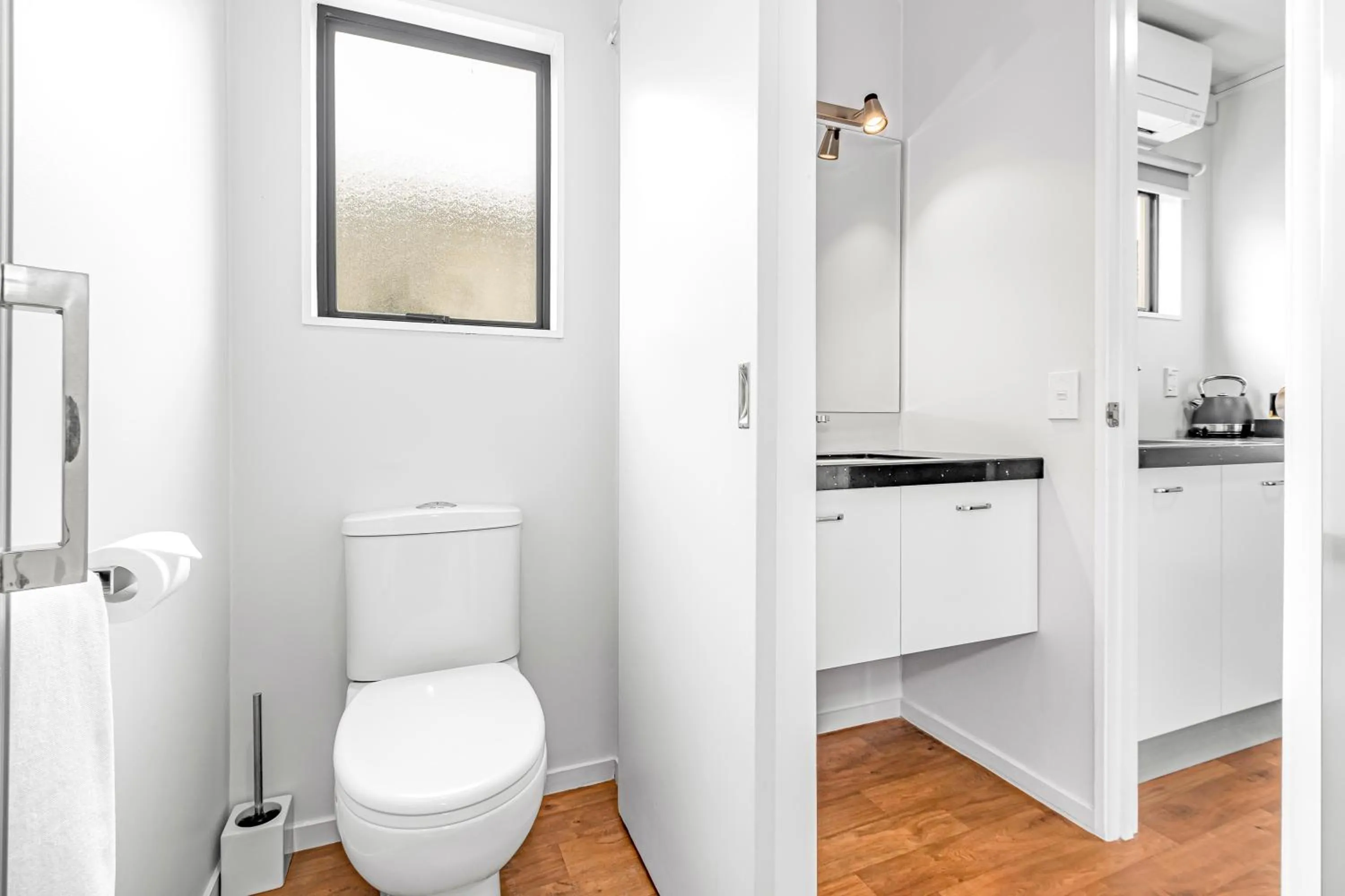 Toilet in Auckland Airport Motel