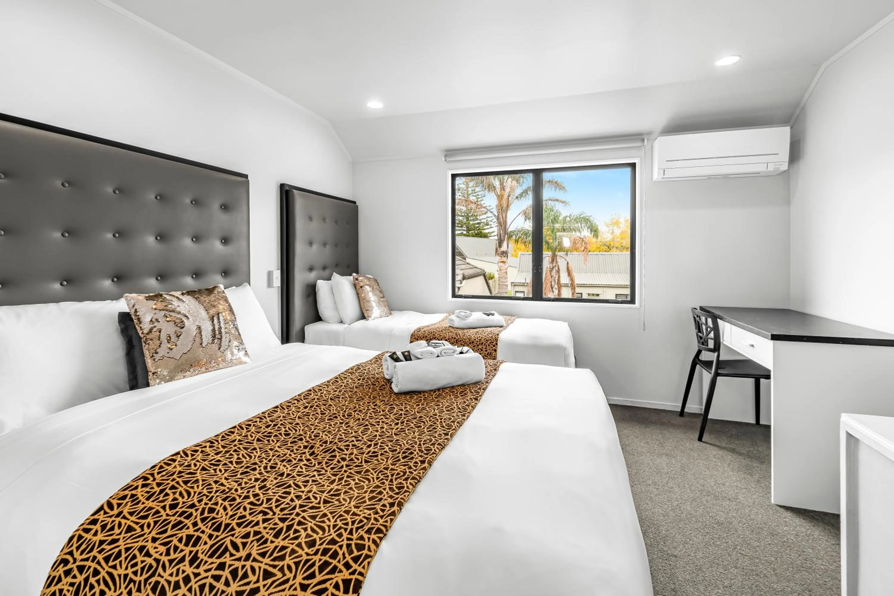 Bed in Auckland Airport Motel