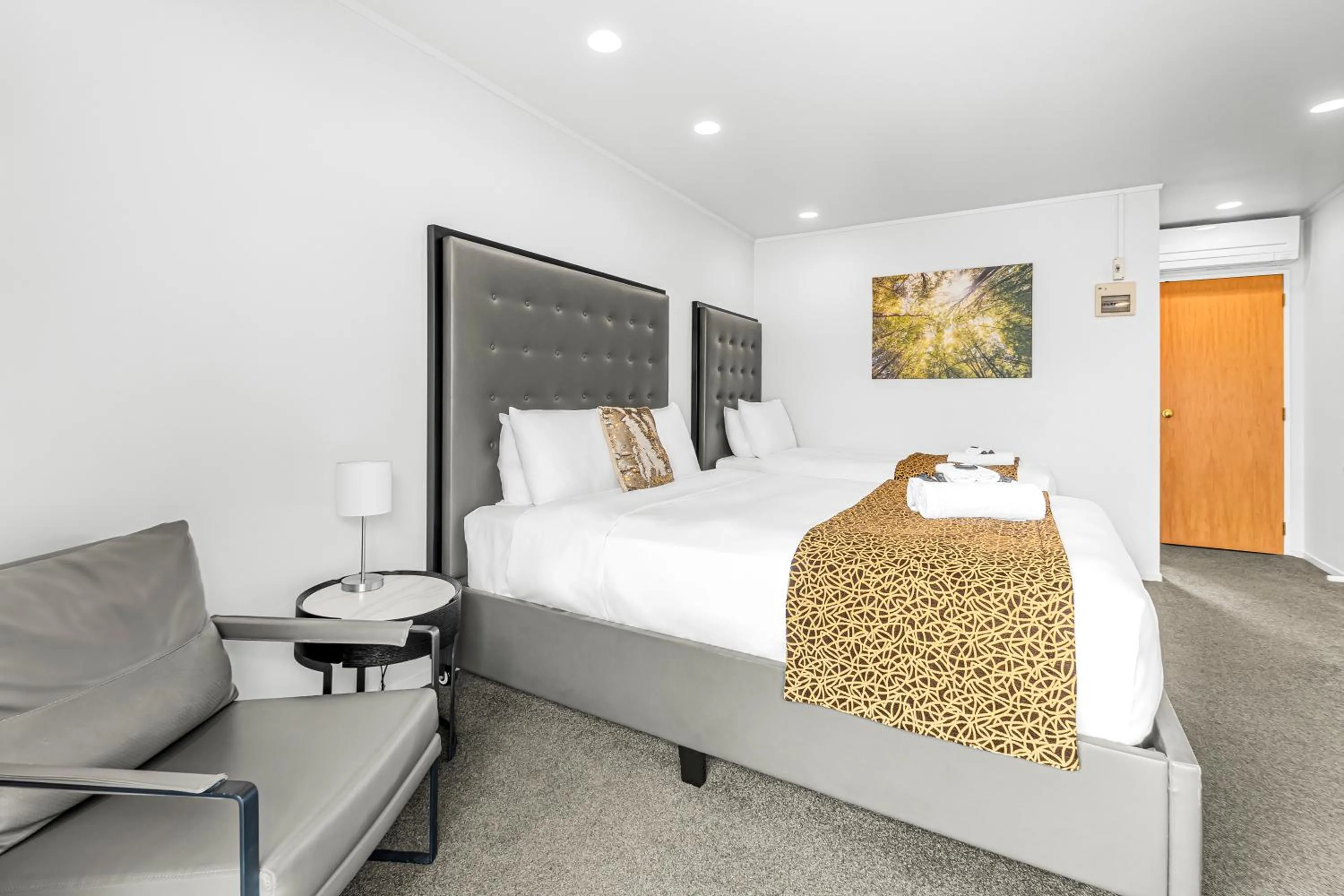 Bed in Auckland Airport Motel