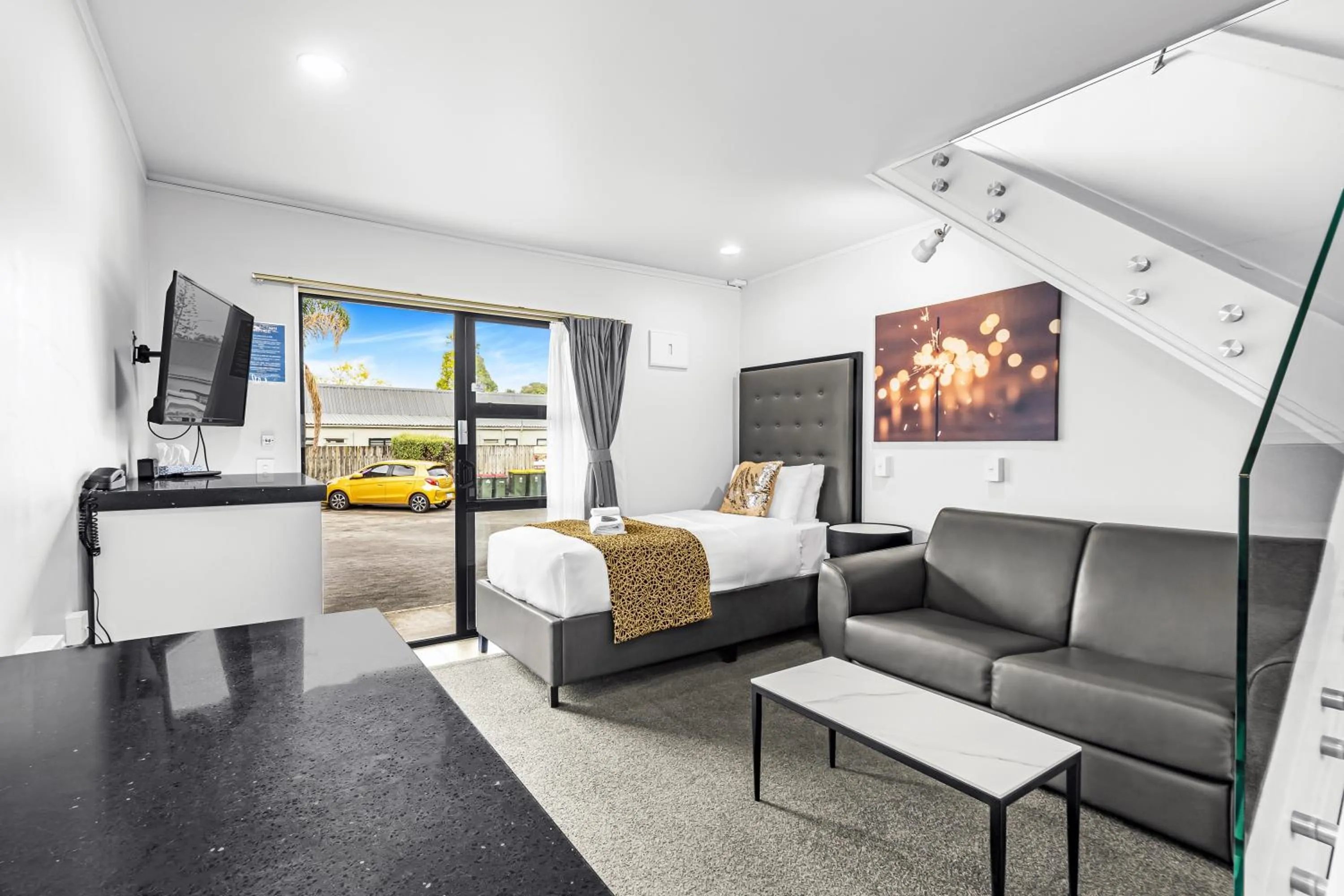 Bed in Auckland Airport Motel