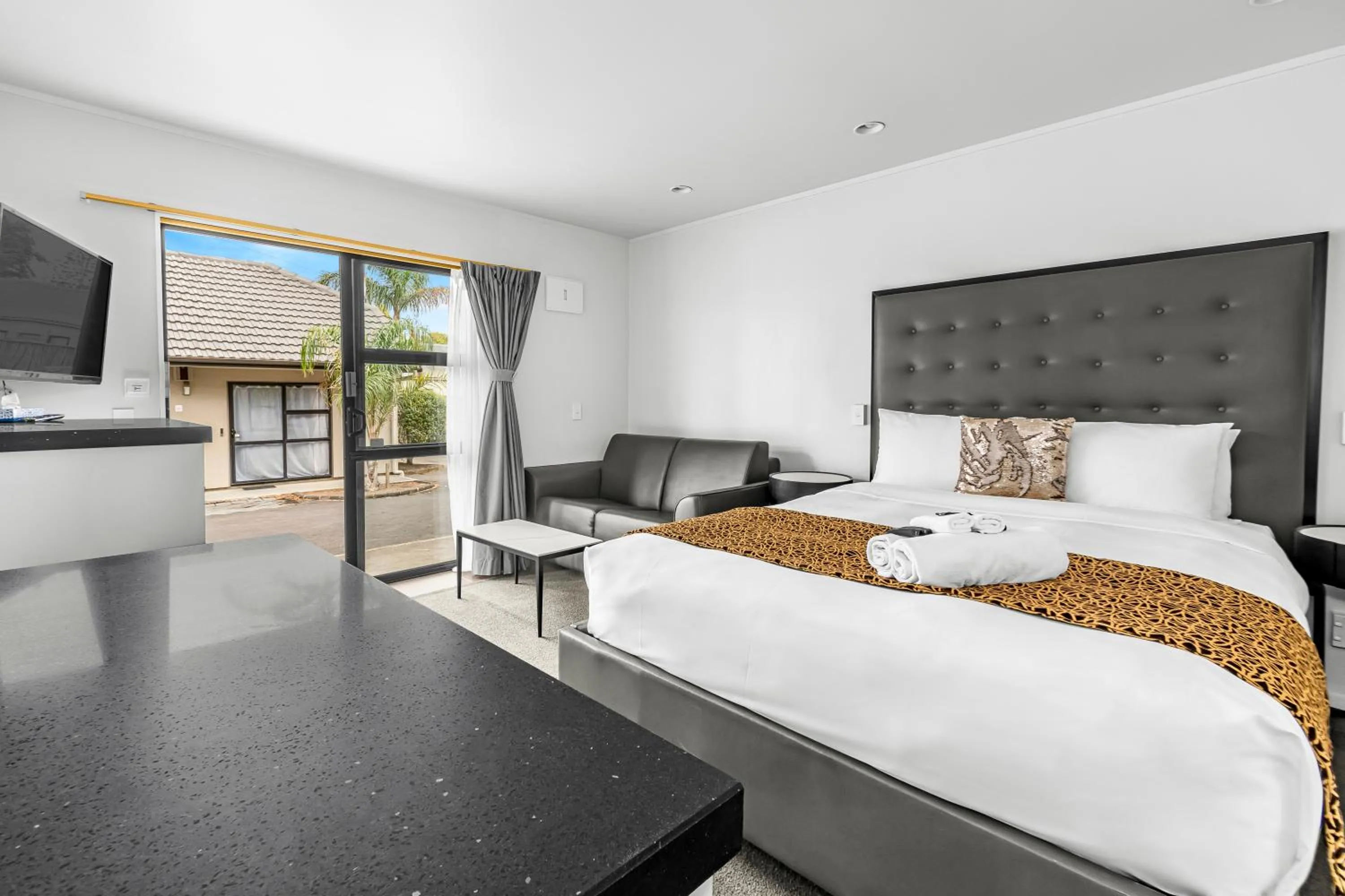 Bed in Auckland Airport Motel