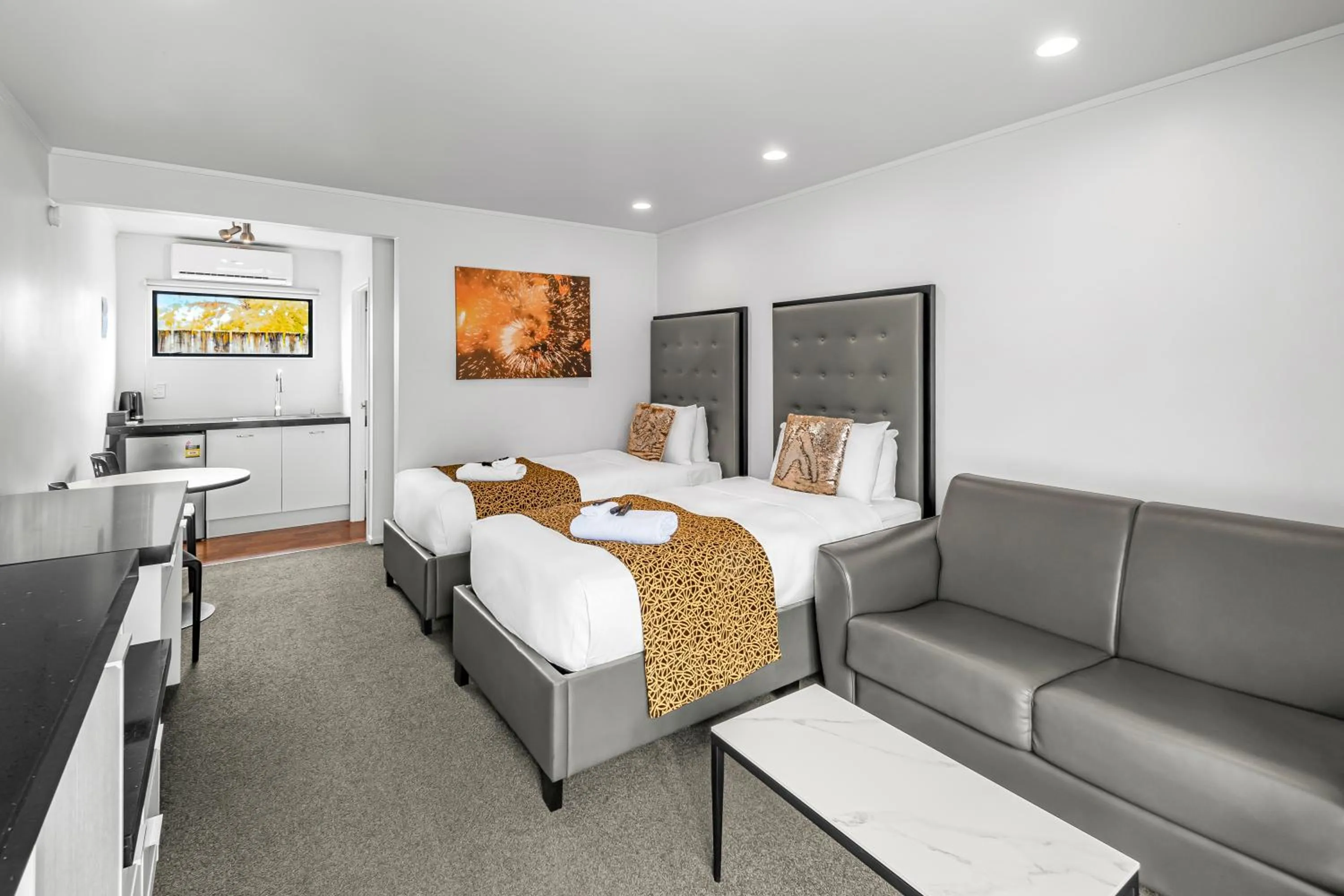 Bed in Auckland Airport Motel