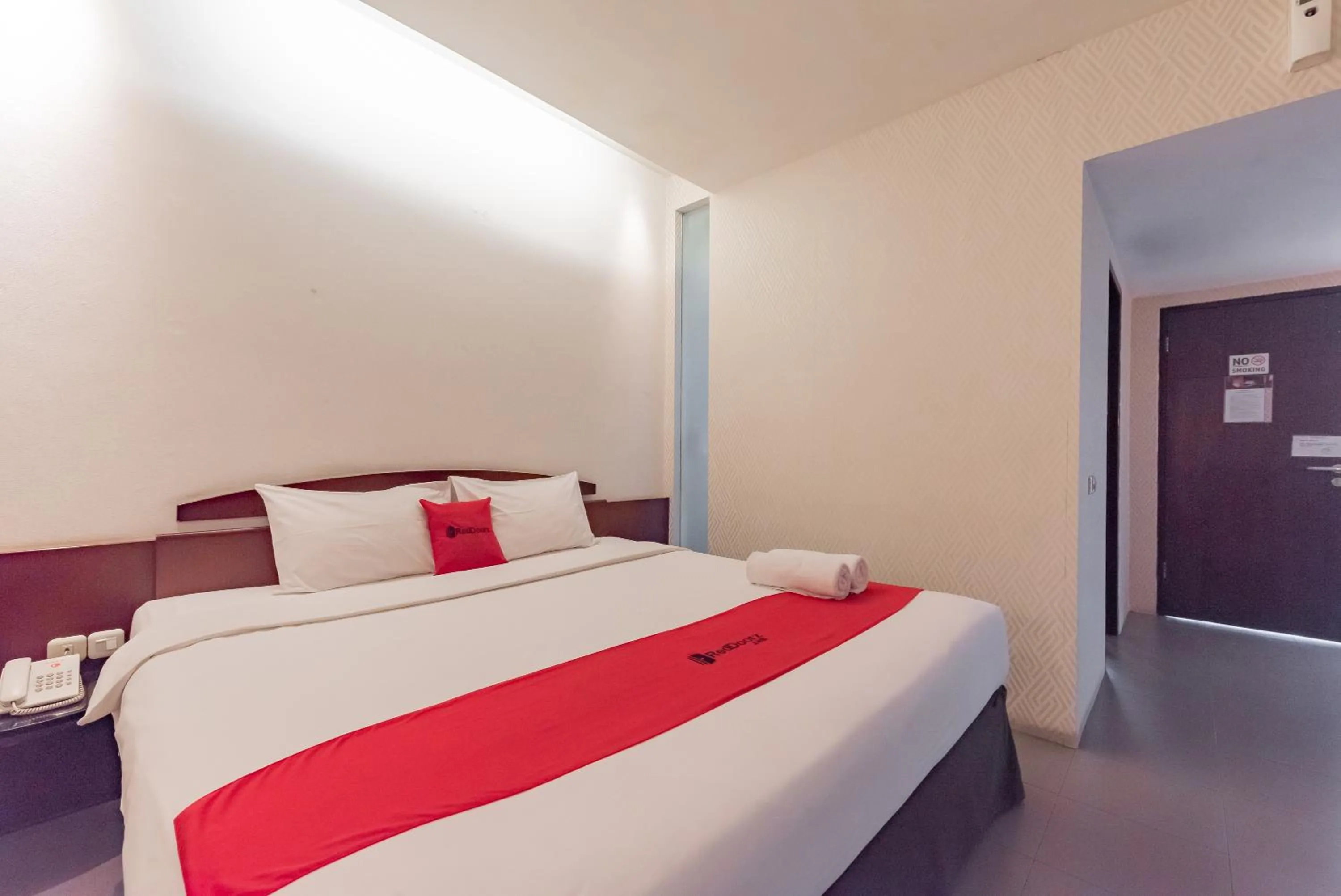 Bedroom, Bed in RedDoorz Plus @ Cipaganti Street 3