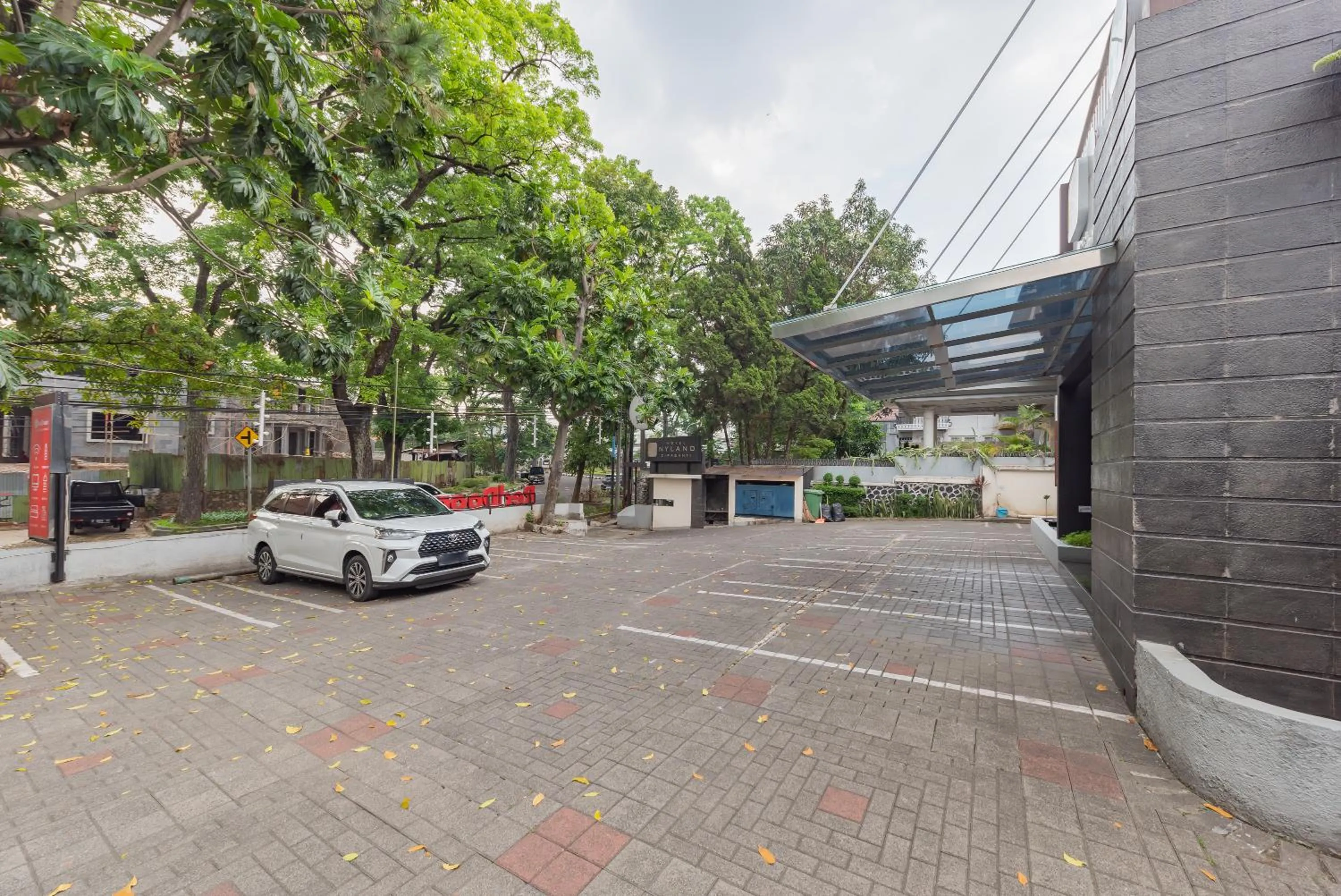 Parking in RedDoorz Plus @ Cipaganti Street 3