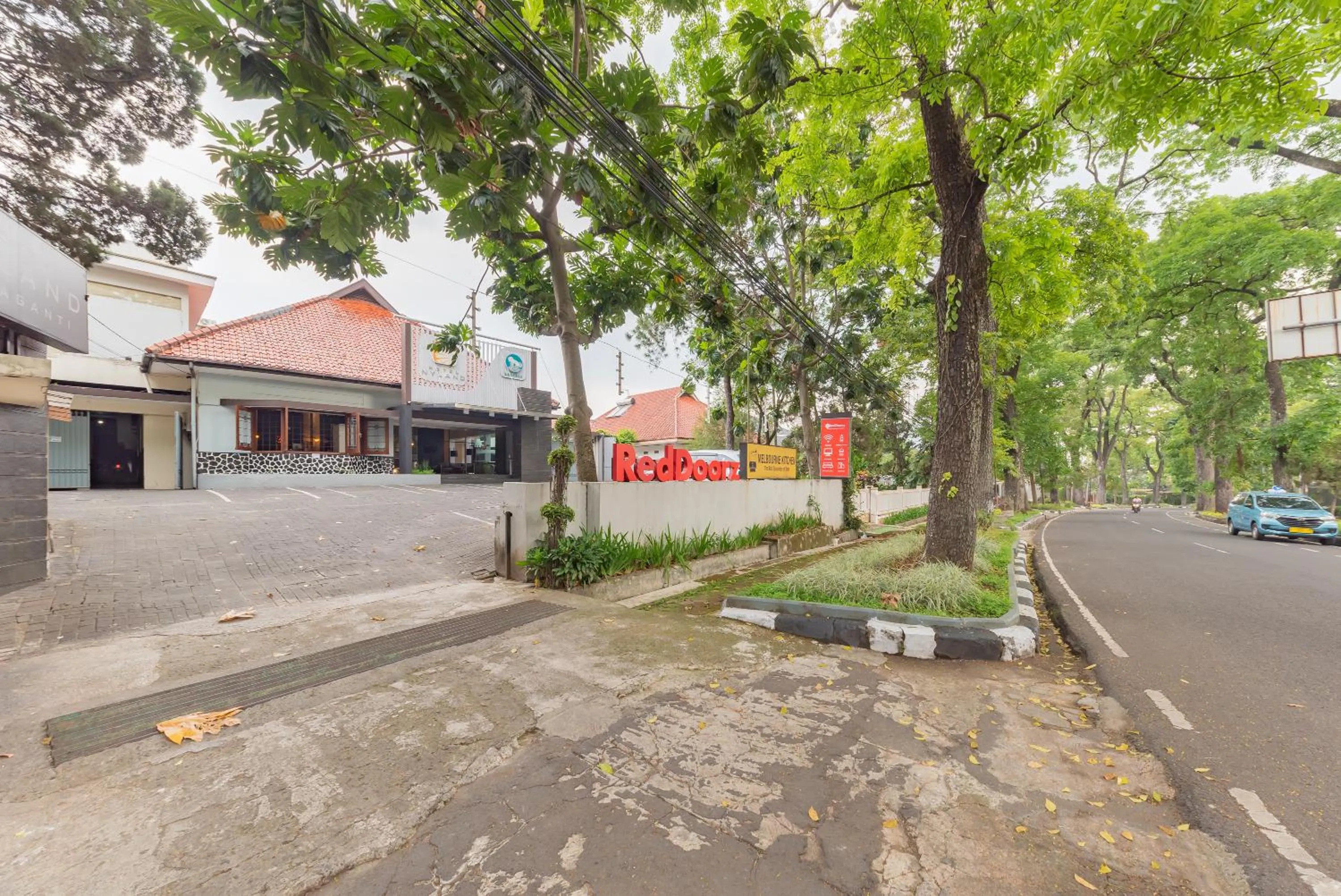 Property building in RedDoorz Plus @ Cipaganti Street 3