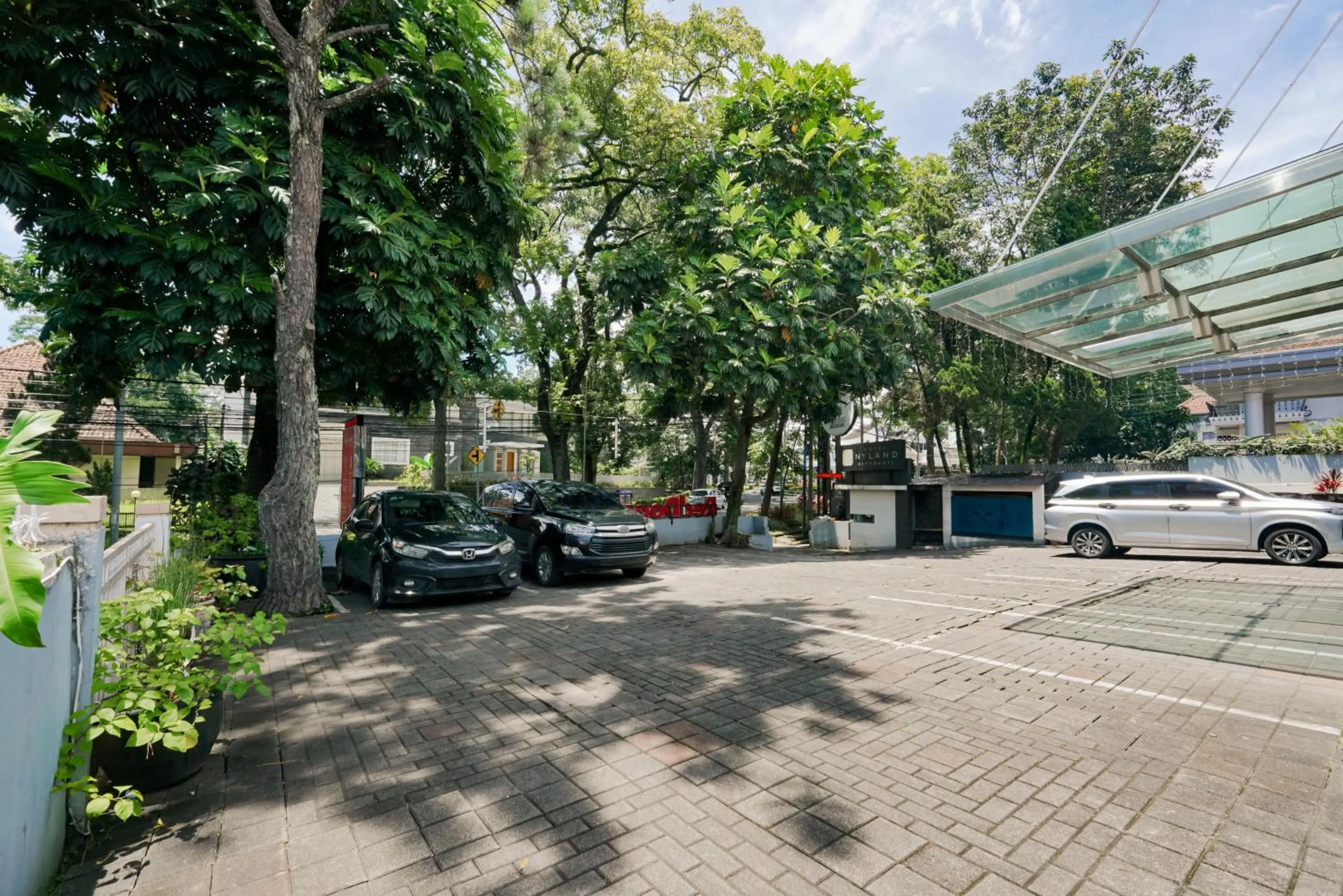 Parking in RedDoorz Plus @ Cipaganti Street 3