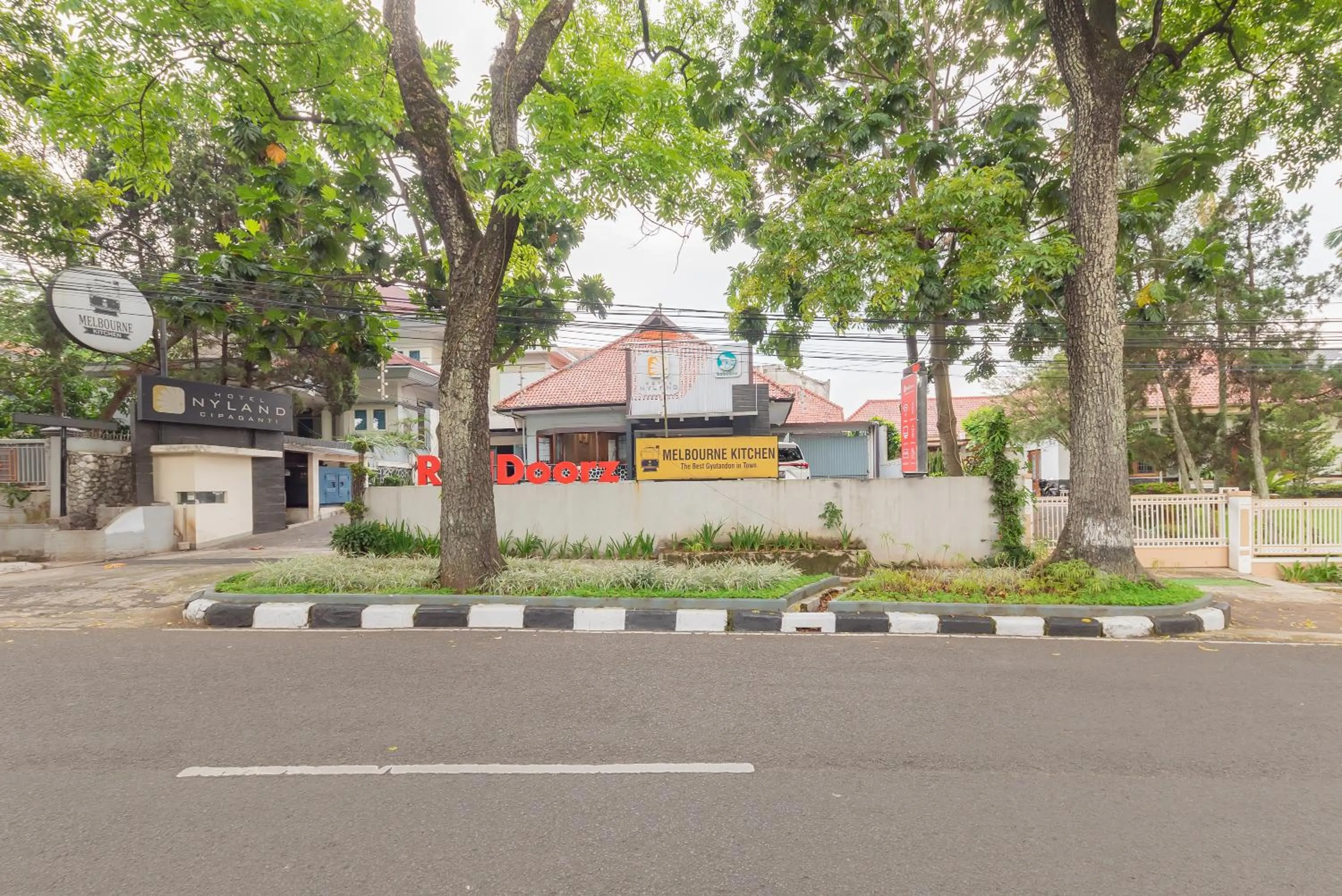 Property building in RedDoorz Plus @ Cipaganti Street 3