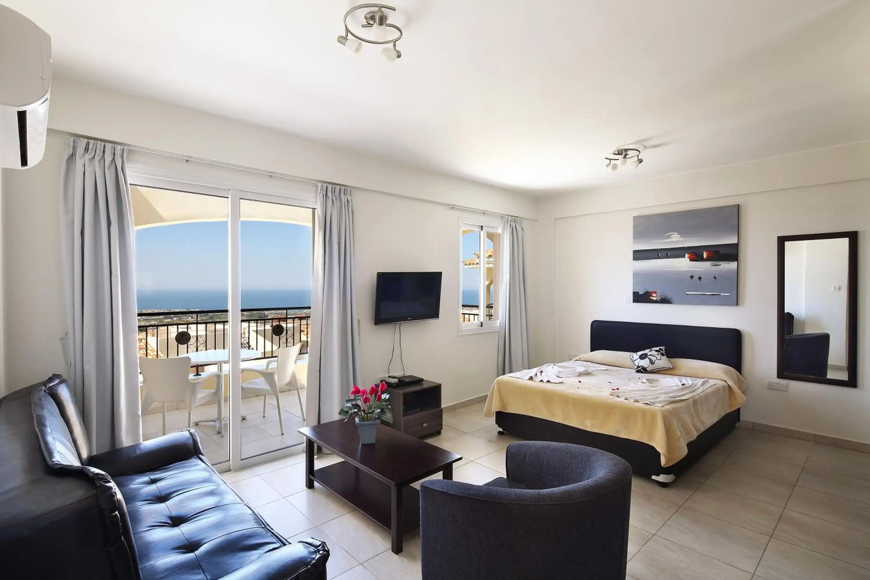 Studio in Club St. George Studio in Club St. George