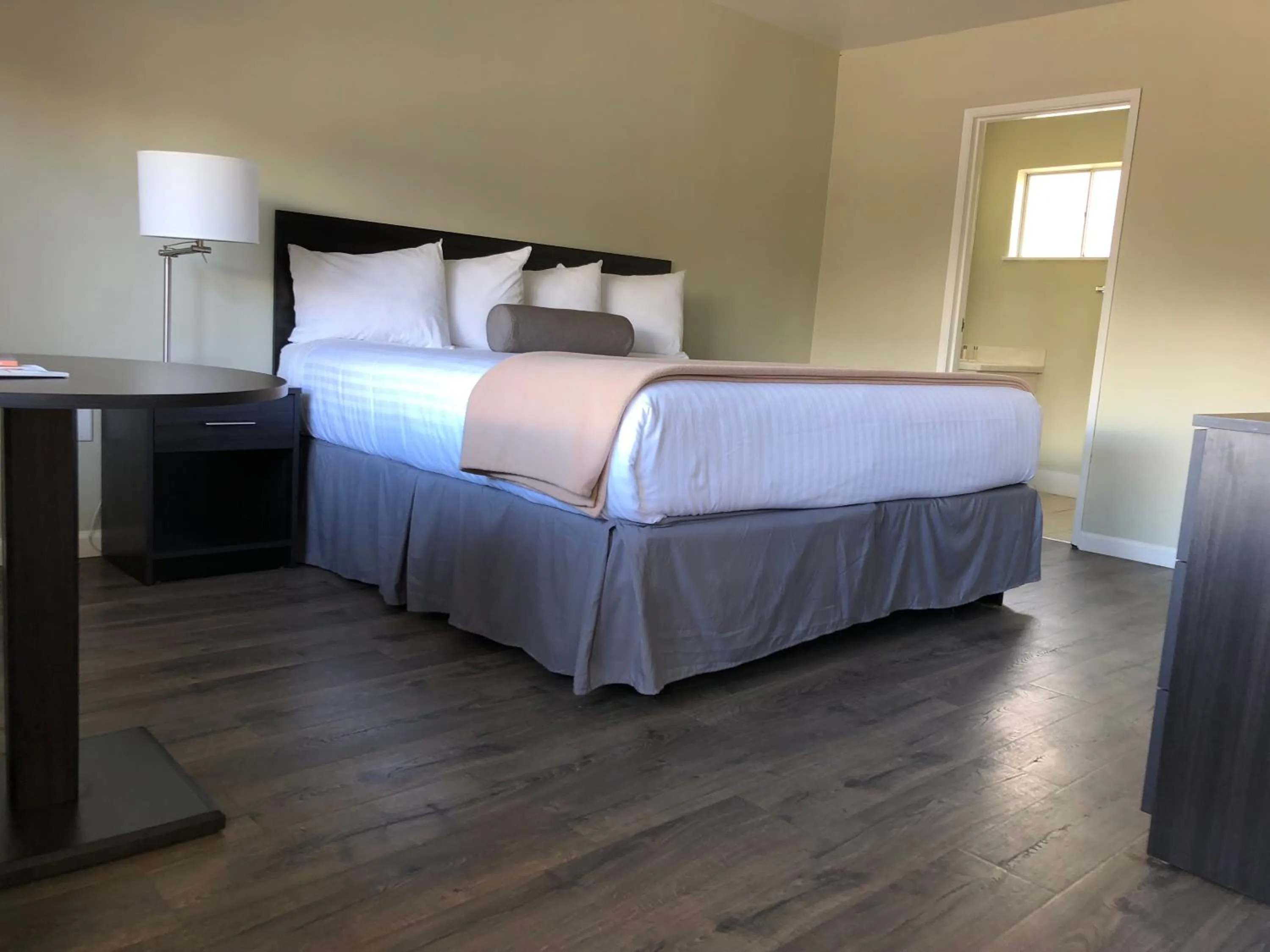 Photo of the whole room, Bed in Hotel Elevation