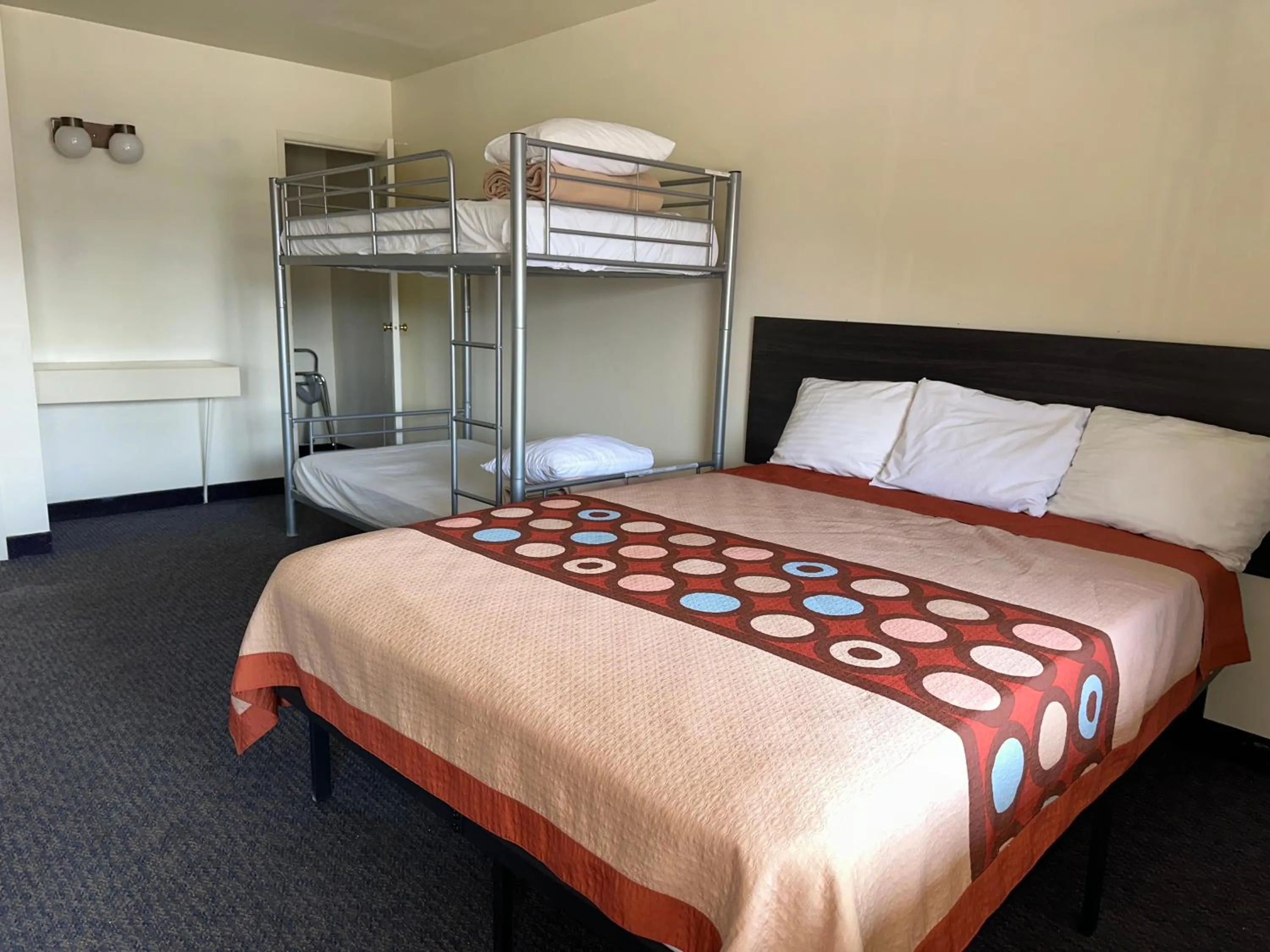 Photo of the whole room, Bed in Hotel Elevation