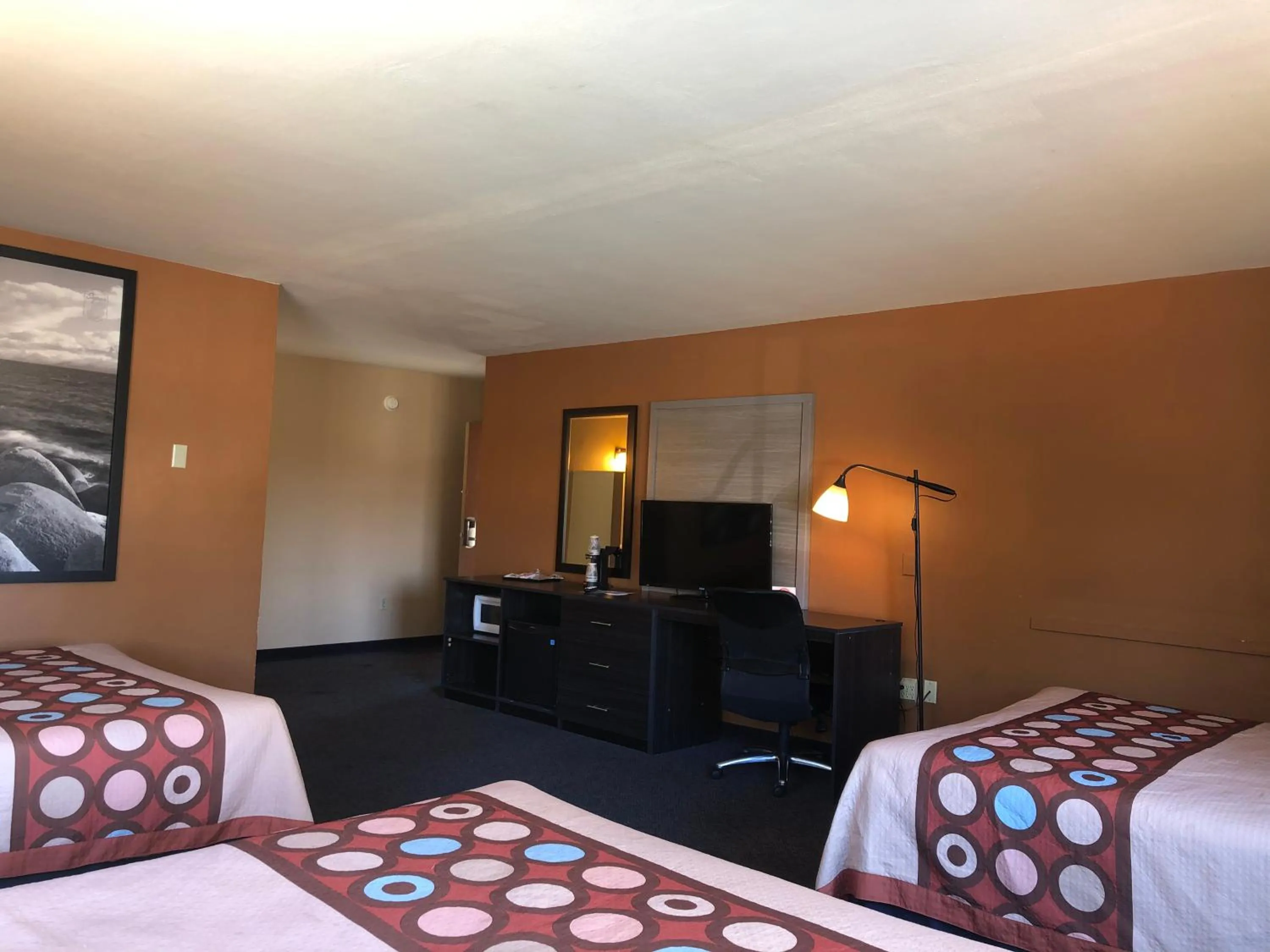 Photo of the whole room, Bed in Hotel Elevation