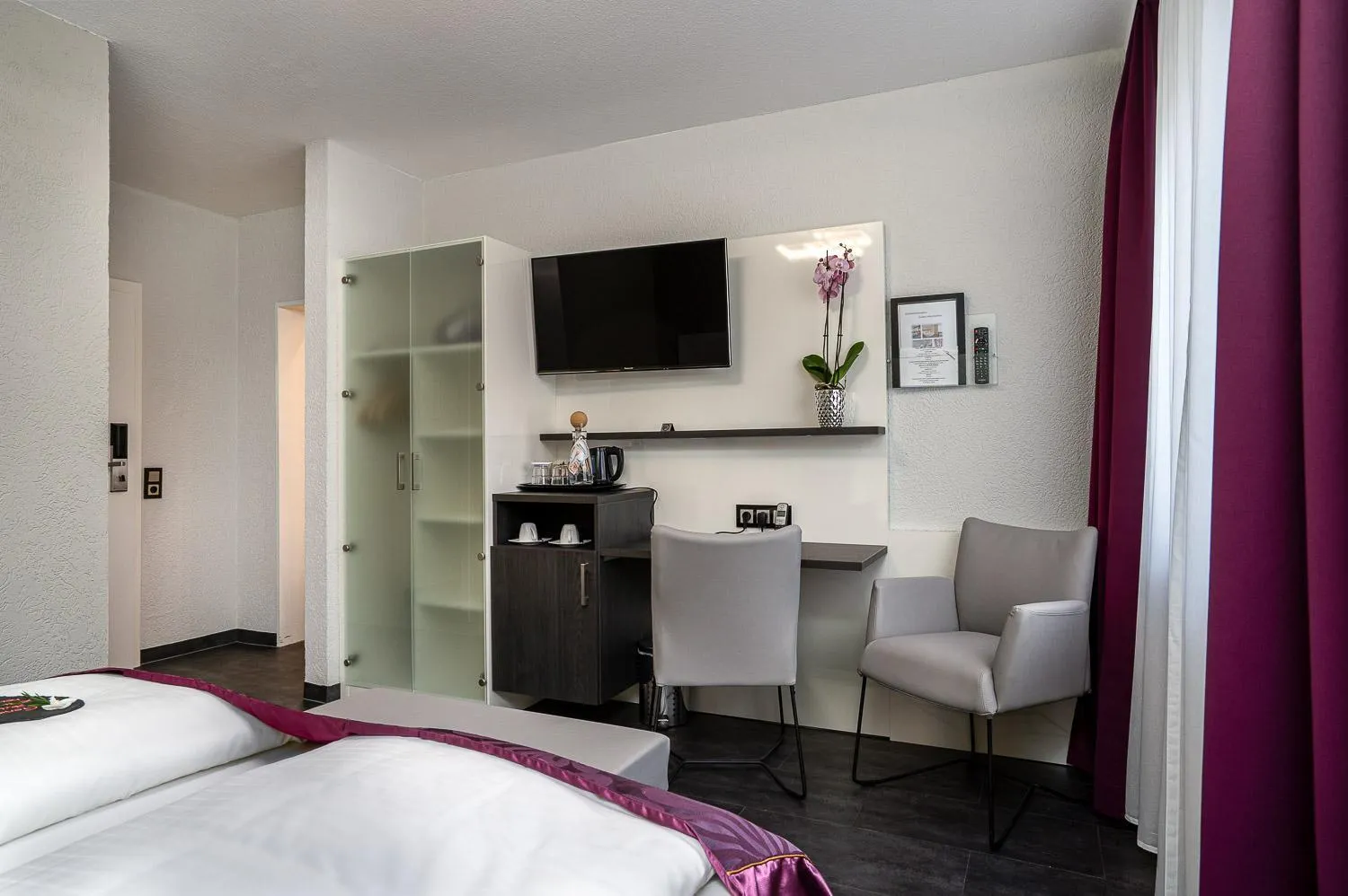 Photo of the whole room, Bed in Hotel Stadt Heidelberg