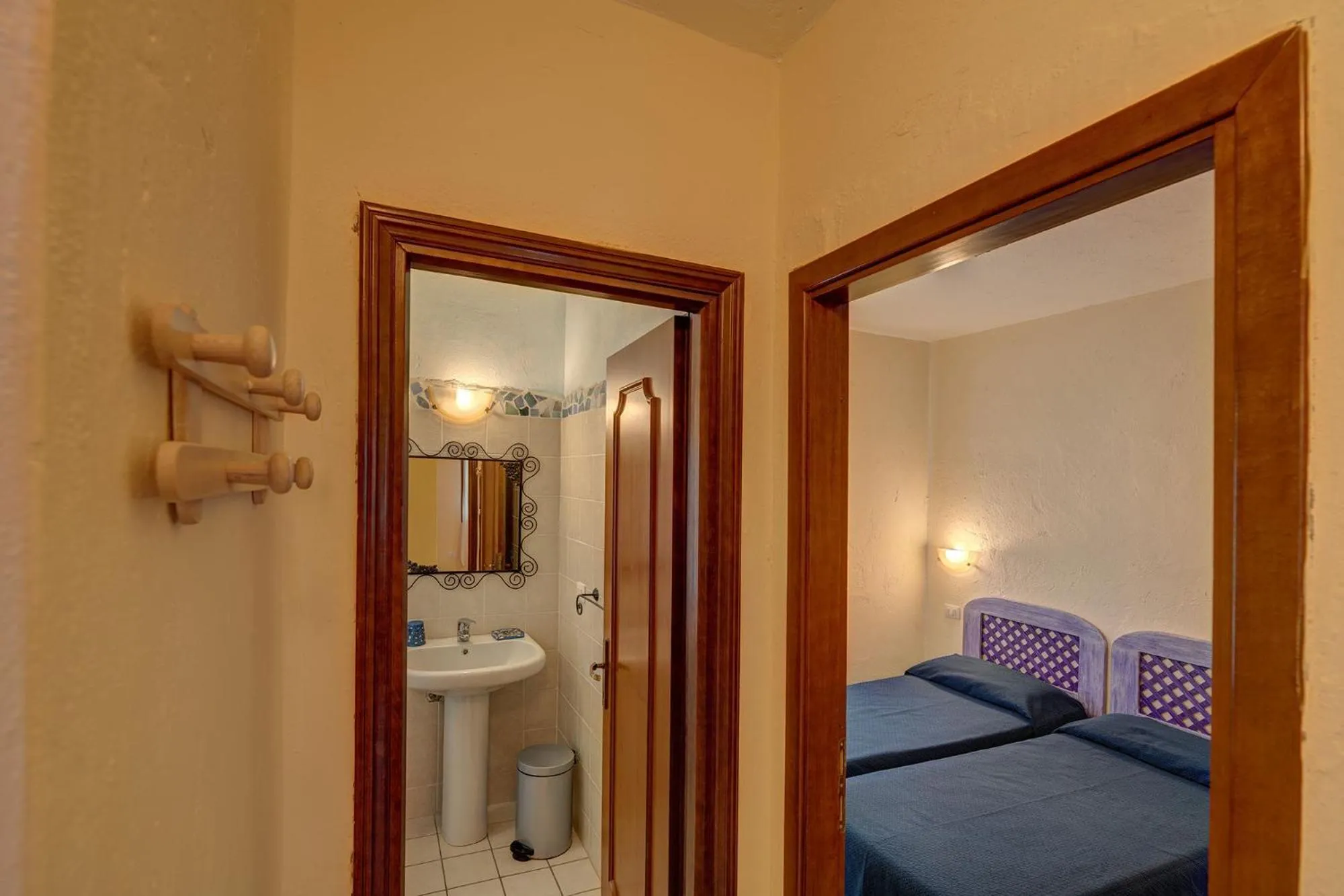 Bathroom, Bed in Baia de Bahas Residence