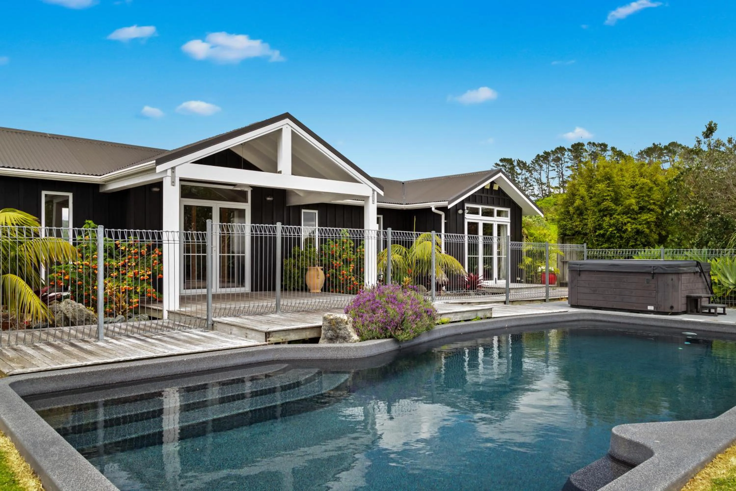 Swimming pool in Woodhouse Mountain Lodge