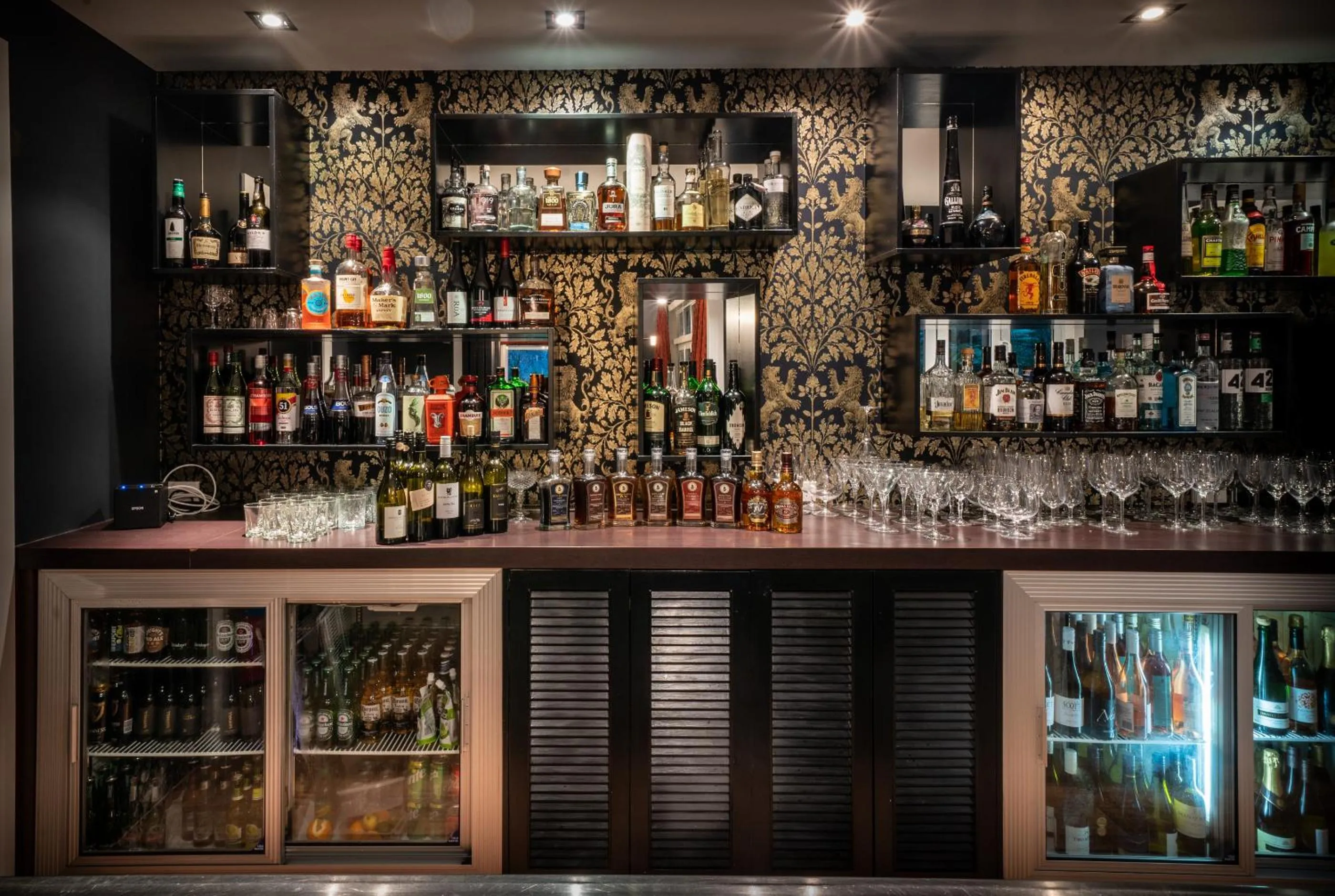 Lounge or bar in Woodhouse Mountain Lodge