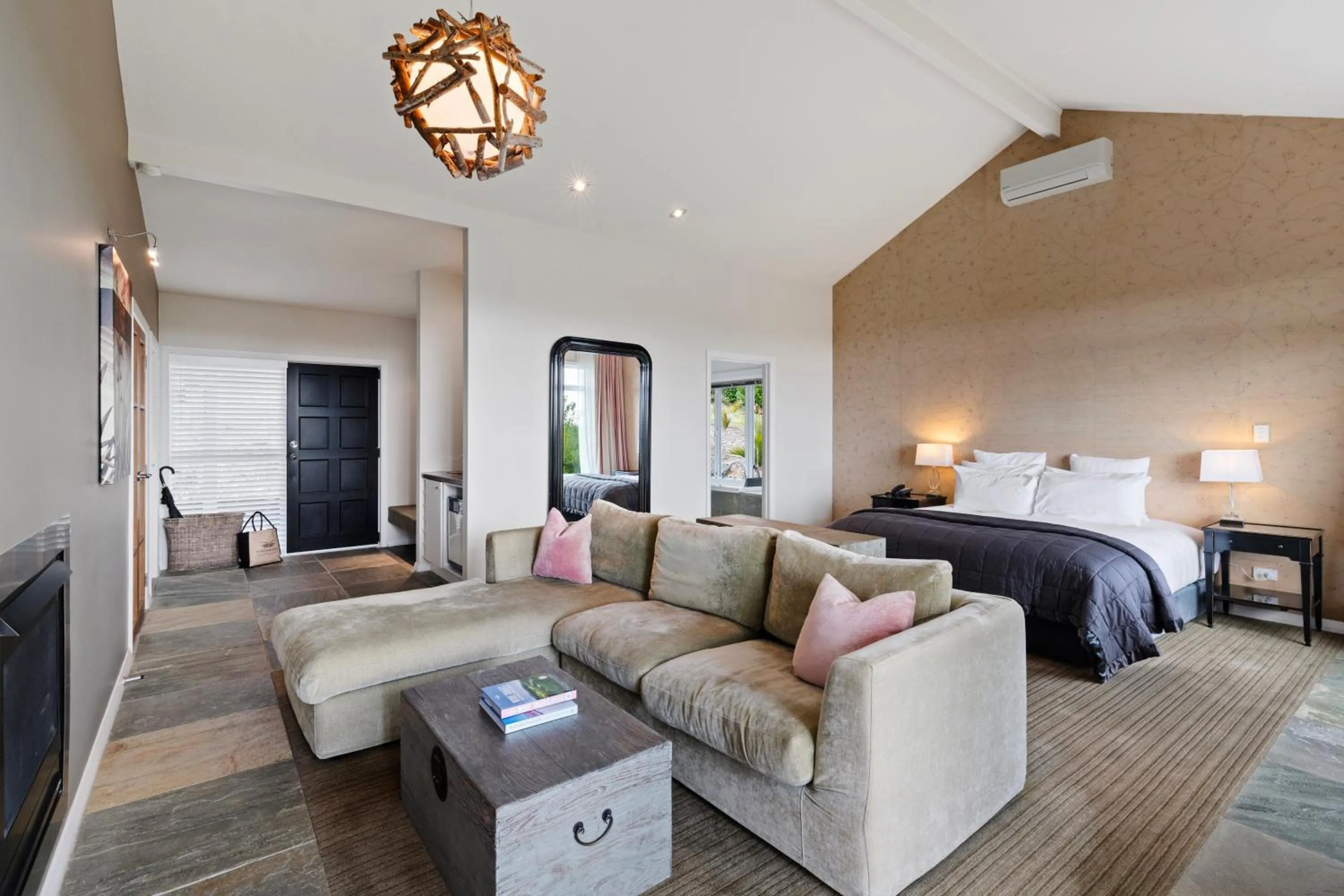 Bedroom, Bed in Woodhouse Mountain Lodge