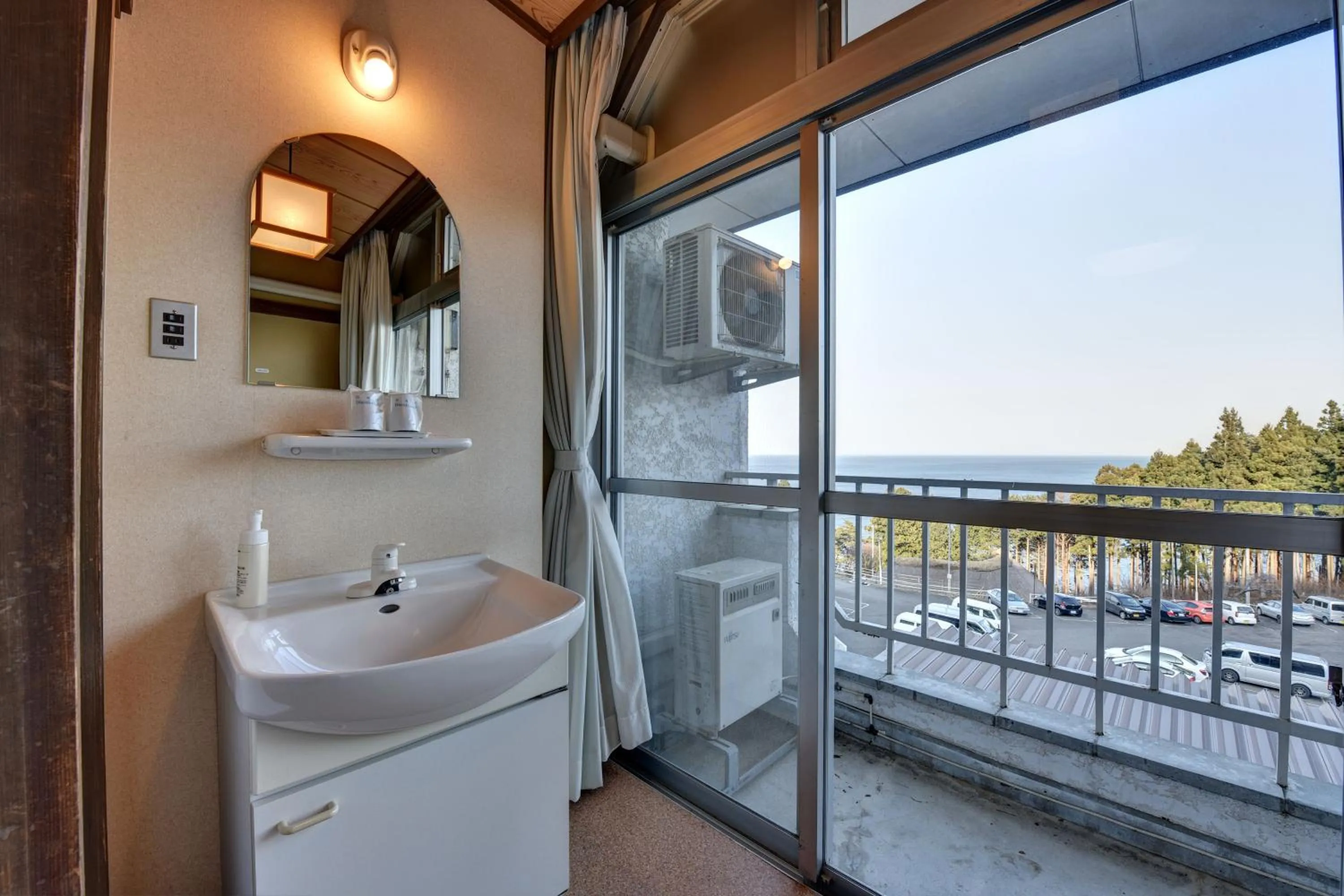 Photo of the whole room in Eboshiso