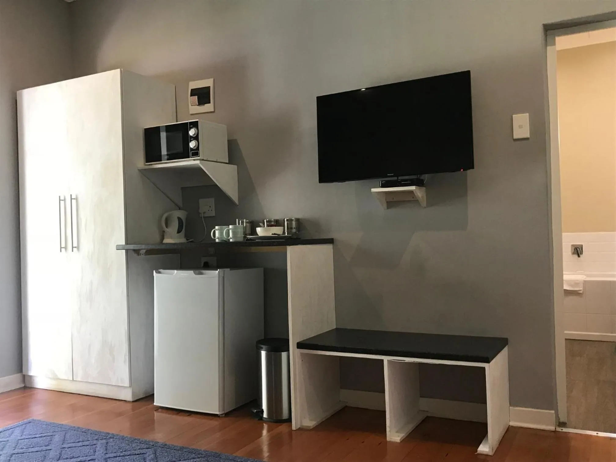 Communal lounge/ TV room in Anathi Hotel