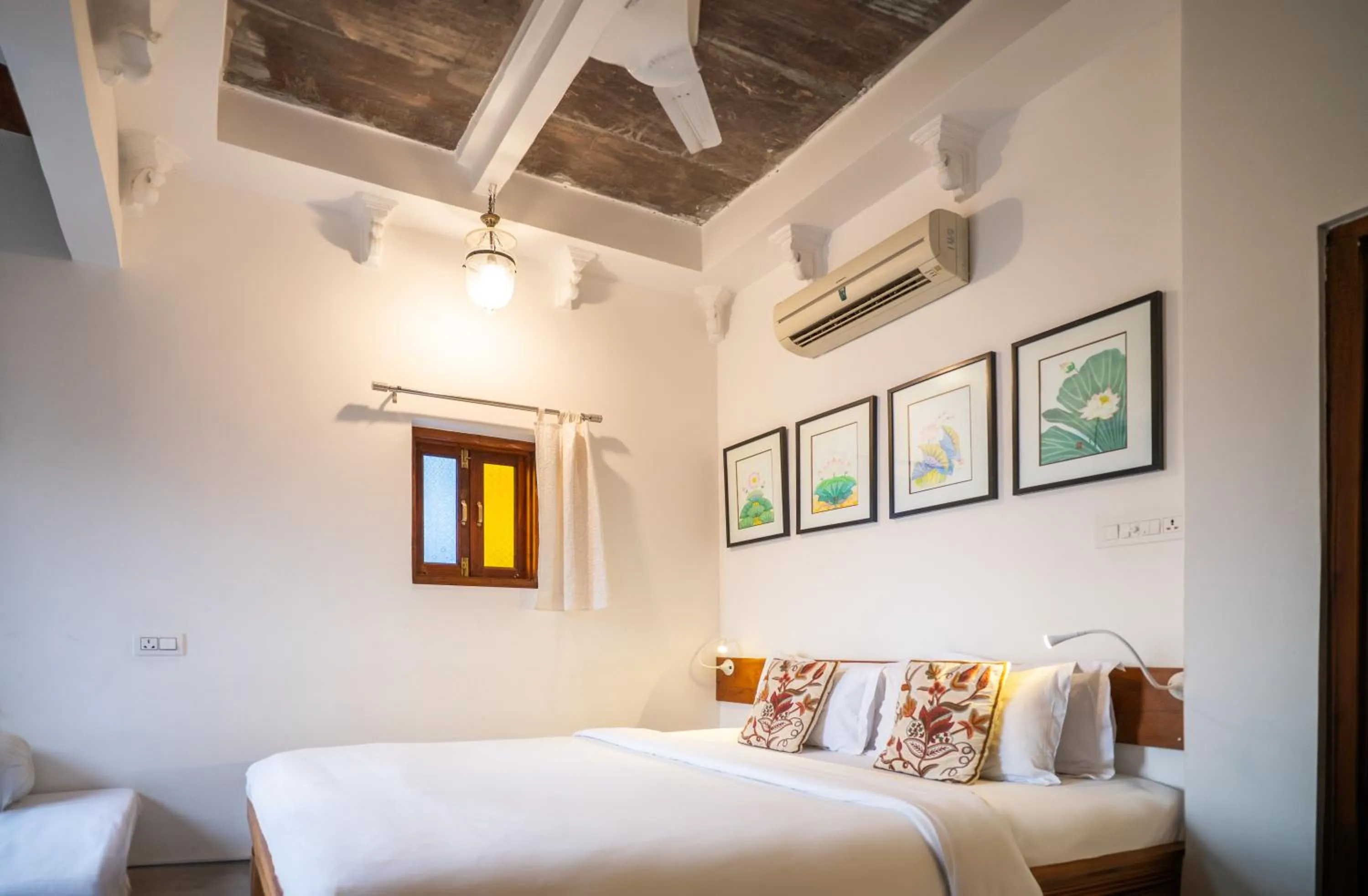 Photo of the whole room, Bed in Kankarwa Haveli