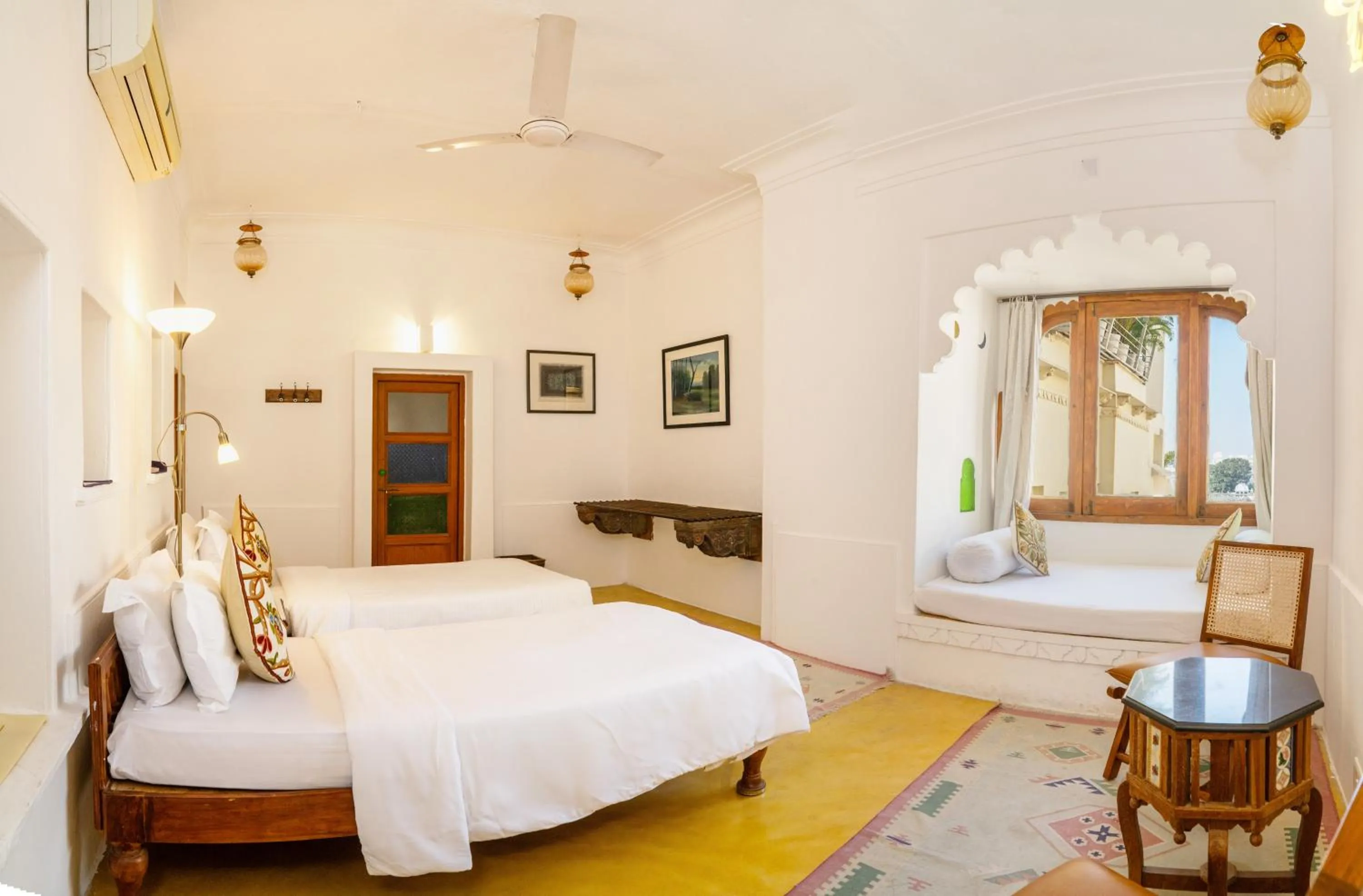 Bed in Kankarwa Haveli
