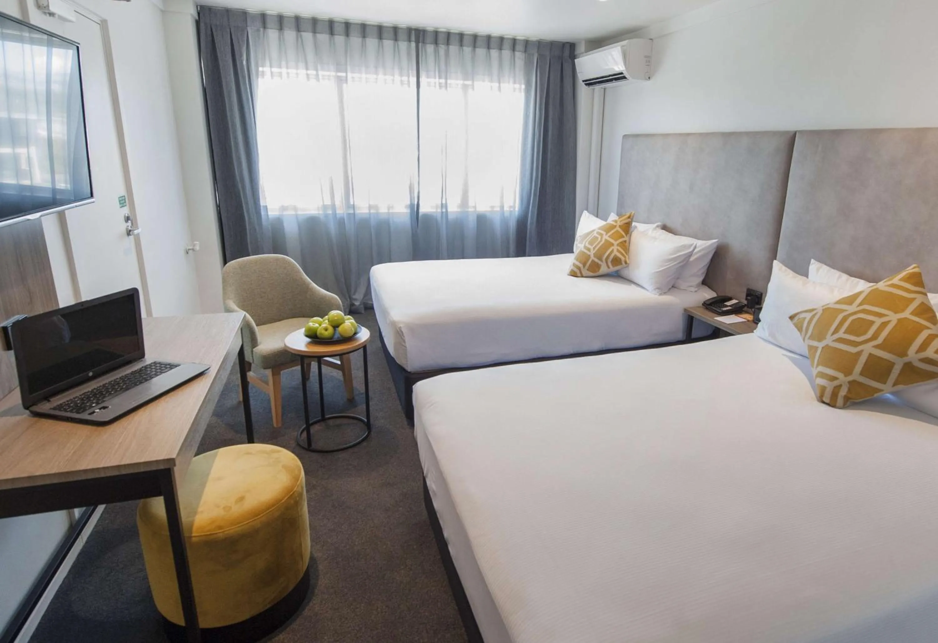 Bedroom, Bed in Sudima Hotel Lake Rotorua