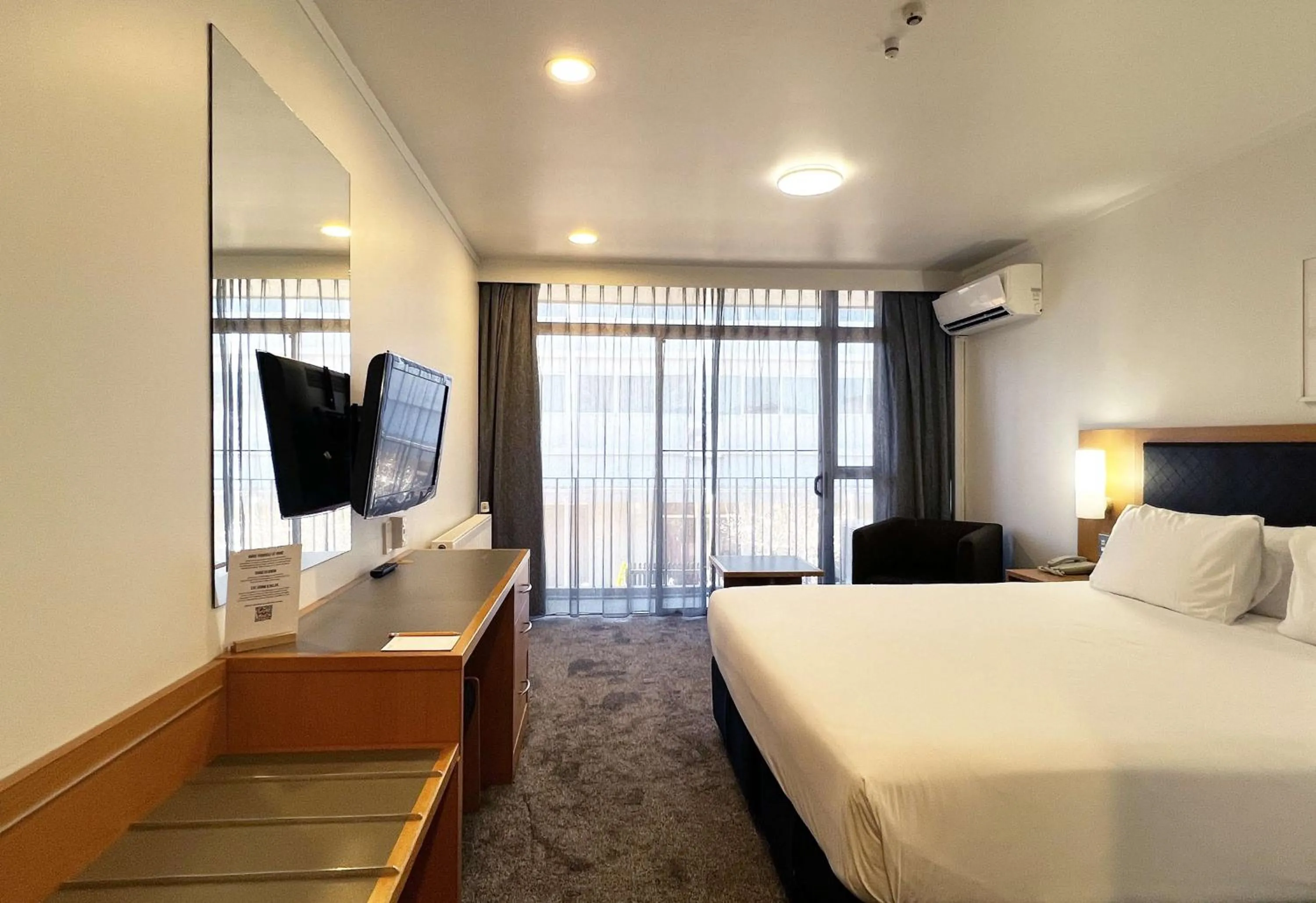 Bedroom, Bed in Sudima Hotel Lake Rotorua